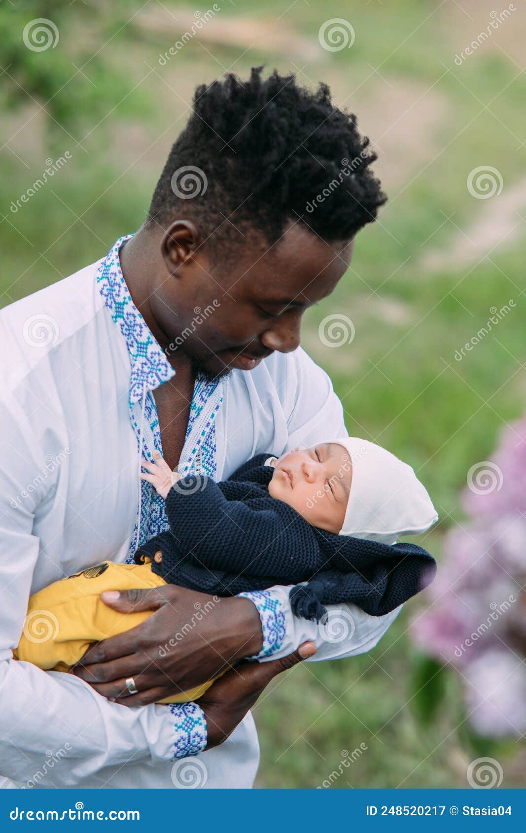 Feliz Hombre Africano Sostiene a Su Bebe Mulato Recien Nacido Del Matrimonio Interracial Imagen de archivo Imagen de hembra afro 248520217