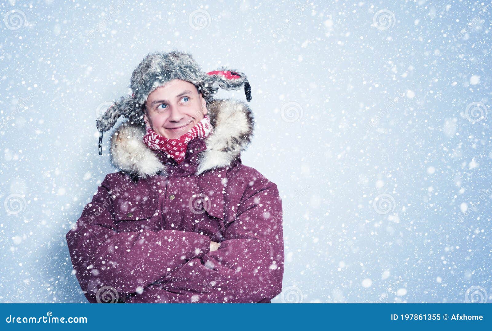 Feliz Hombre Congelado Con Ropa Roja De Invierno Parado Cerca De La Pared,  La Nieve Está Cayendo Alrededor Imagen de archivo - Imagen de plumoso,  espacio: 197861355