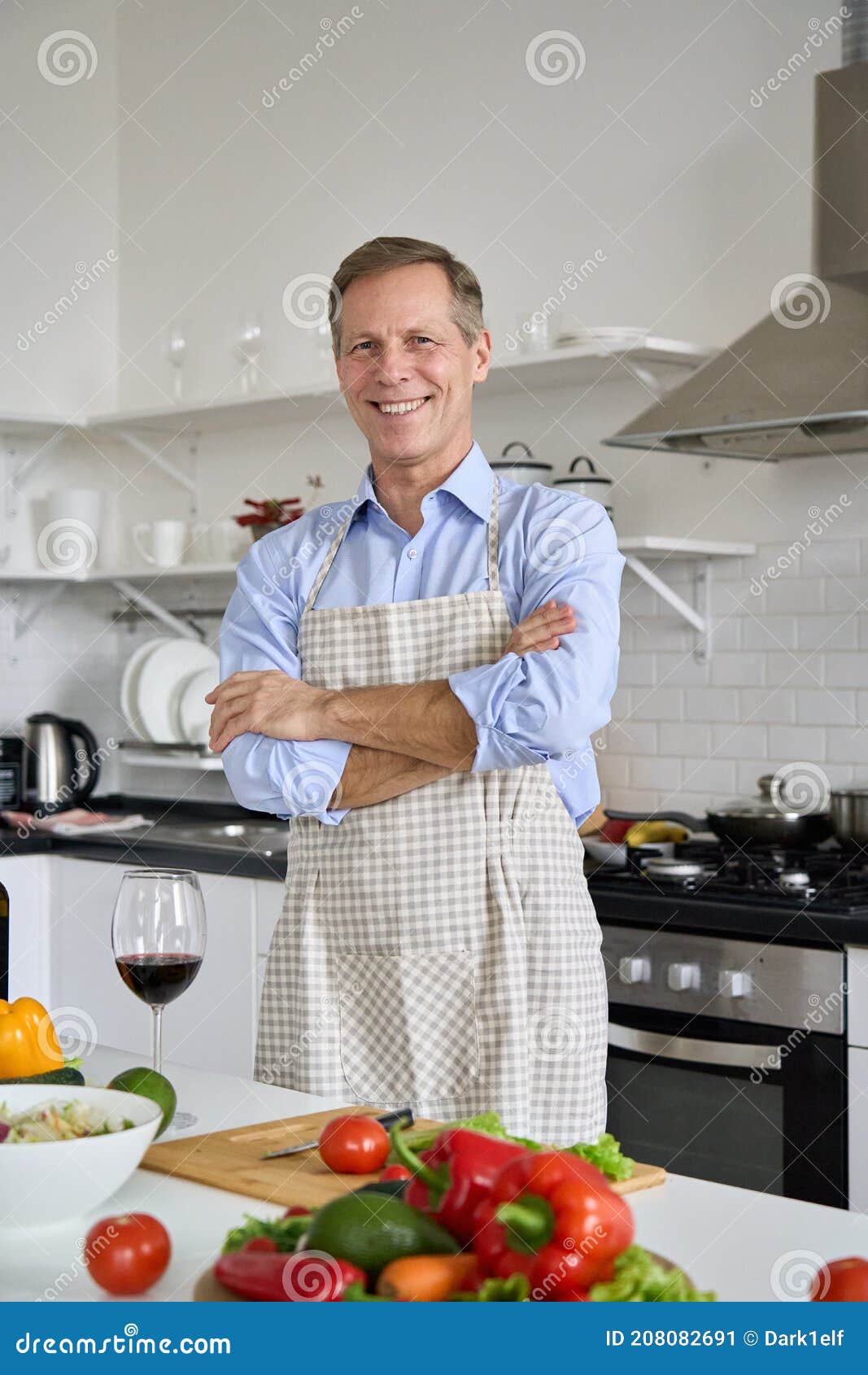 Feliz Hombre De Mediana Edad Usando Delantal Cocina Ensalada En Casa  Retrato. Imagen de archivo - Imagen de persona, comer: 208082691