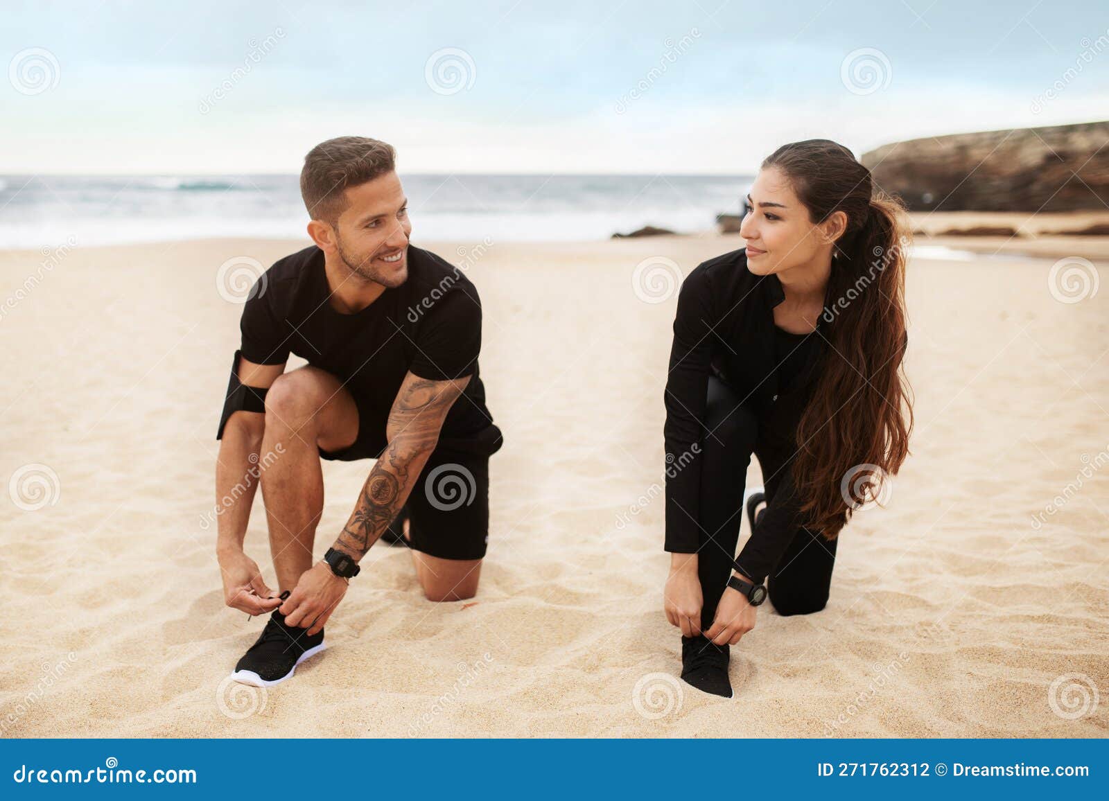 Feliz Hombre Deportivo Y Pareja De Mujeres Con Ropa Deportiva Y Zapatos De  Amarre Preparándose Para Salir a Orillas Del Mar Foto de archivo - Imagen  de goce, retrato: 271762312