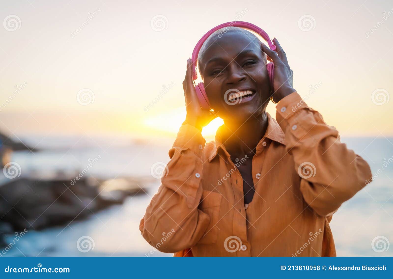 Sorrindo, mulher jovem, escutar música, com, jogador mp3