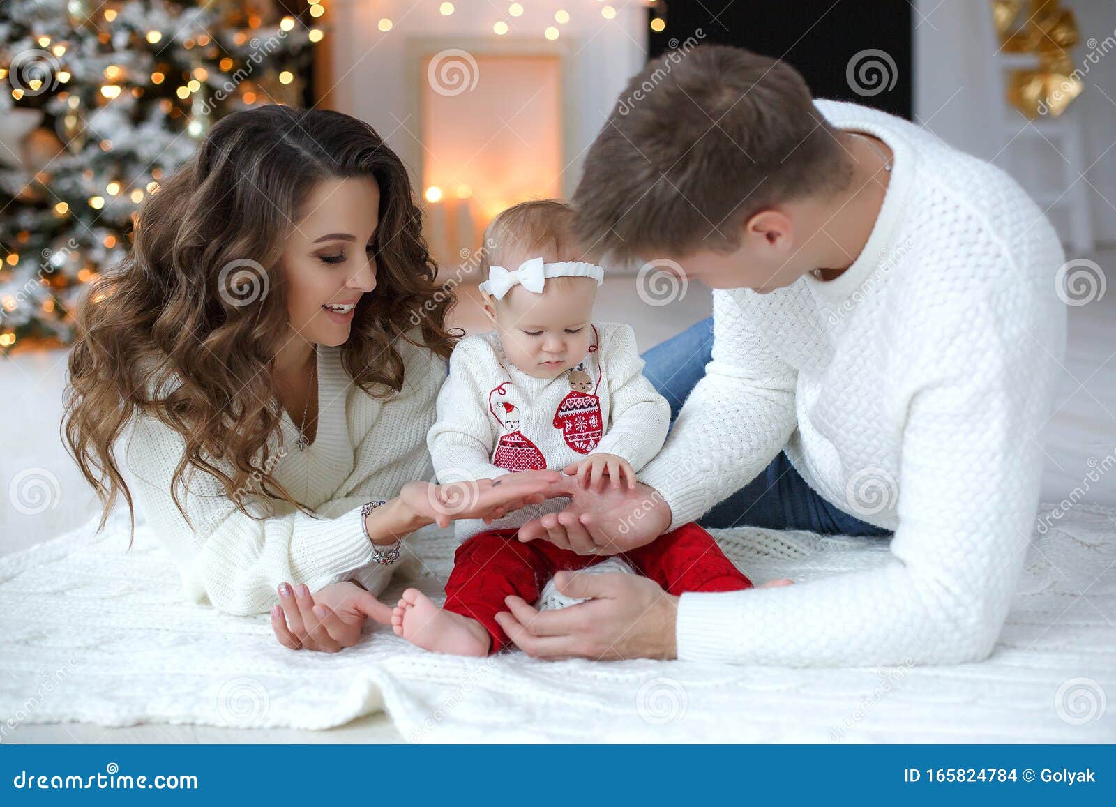 Feliz Jovem Mãe, Pai E Filha Na Noite De Natal Em Casa Perto De Uma  Elegante árvore De Natal Foto de Stock - Imagem de elegante, batizado:  165824784
