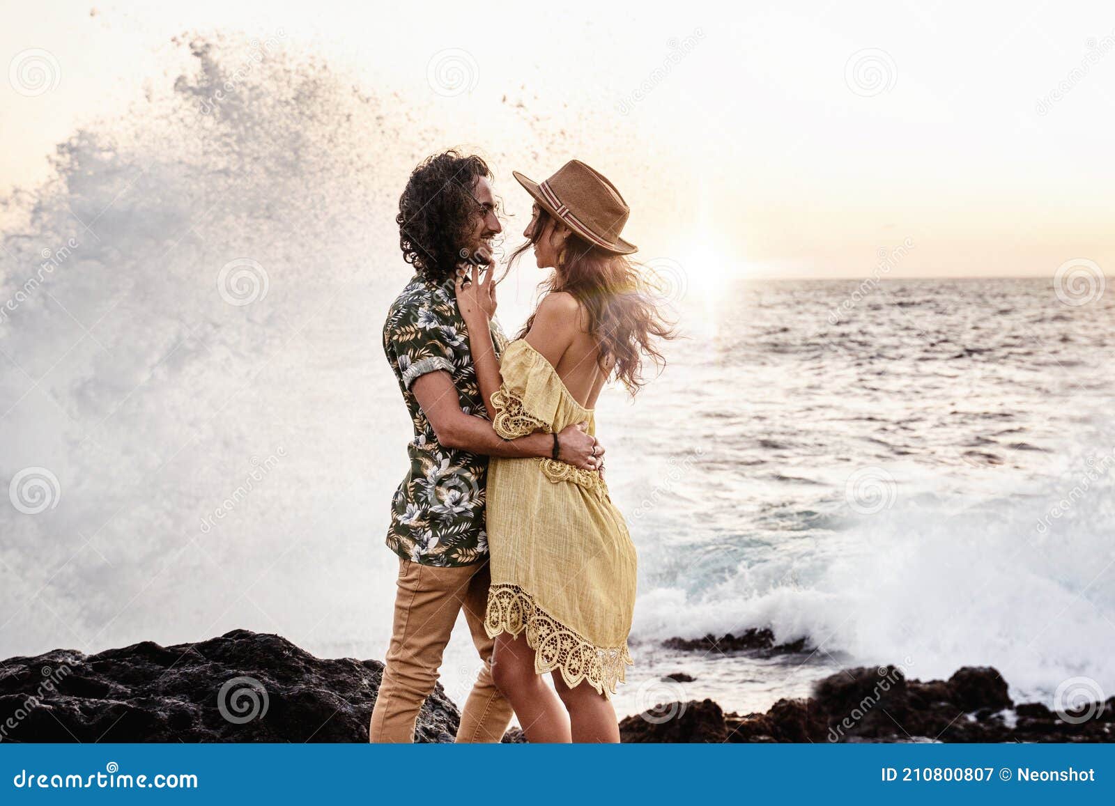 Feliz Joven Pareja Hippie Abrazando En La Playa Durante El Atardecer.  Imagen de archivo - Imagen de fashionable, copia: 210800807