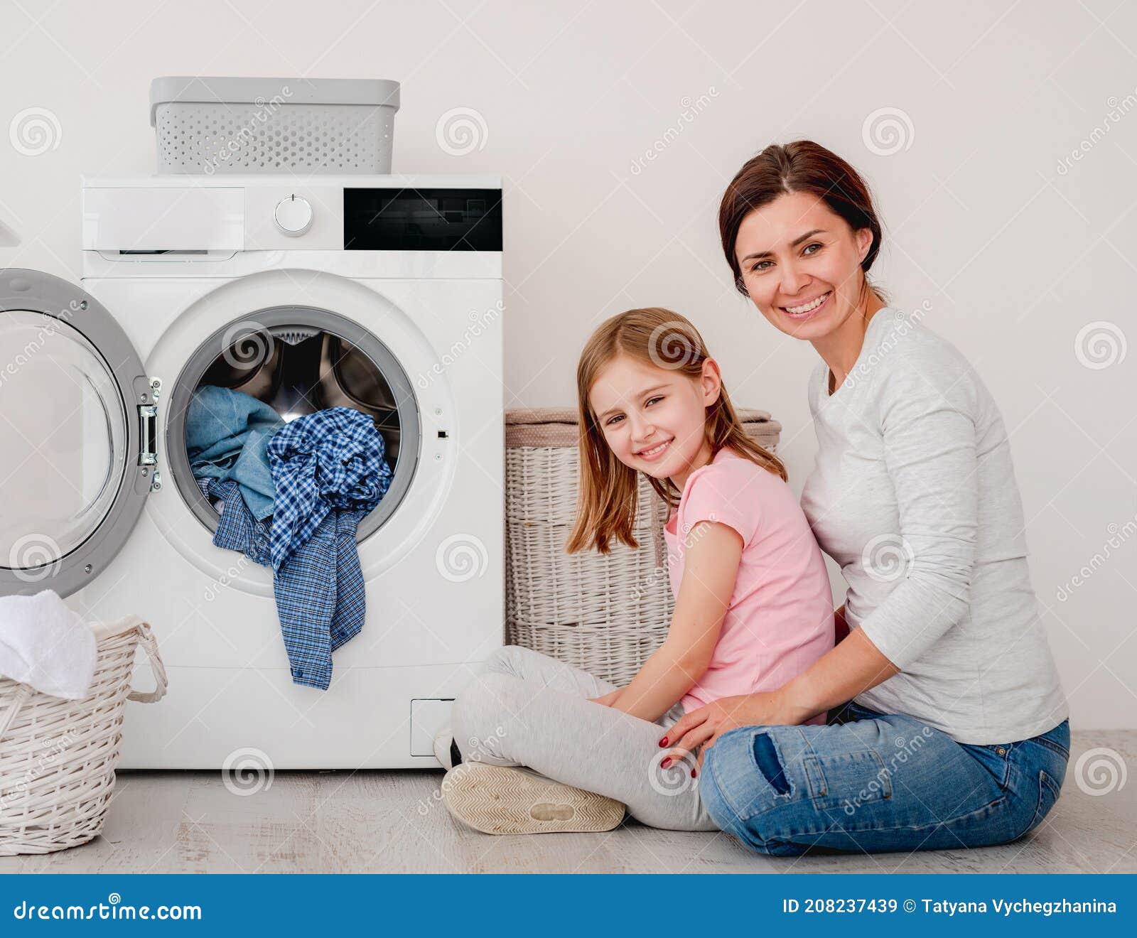 Feliz Madre E Hija Pequeña Lavando Ropa Imagen de archivo - Imagen de hija,  salud: 208237439