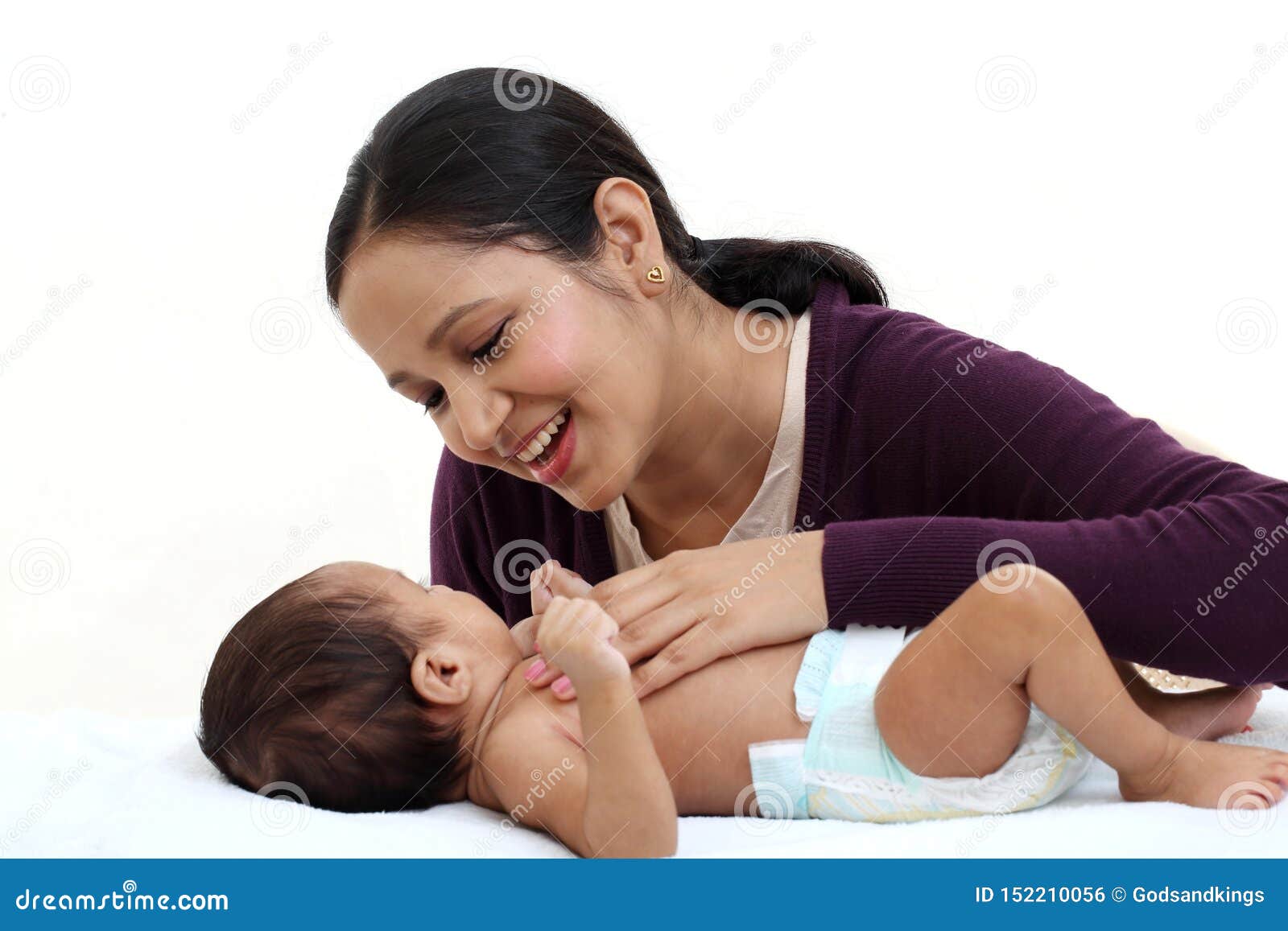 Recogiendo hojas Arrastrarse giratorio Feliz Madre Jugando Con Su Bebé Foto de archivo - Imagen de alegre,  muchacho: 152210056