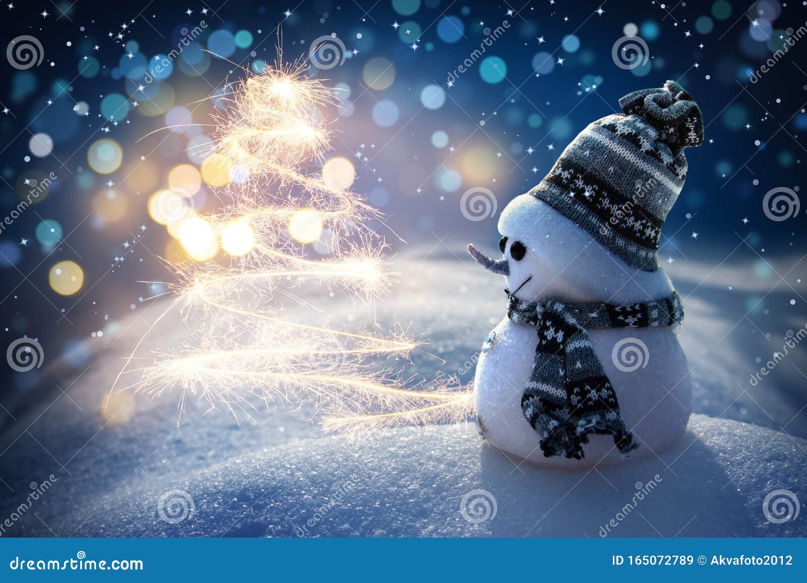 https://thumbs.dreamstime.com/z/feliz-mu%C3%B1eco-de-nieve-parado-en-el-paisaje-navide%C3%B1o-invierno-navidad-y-tarjeta-saludo-a%C3%B1o-nuevo-con-felicitaci%C3%B3n-165072789.jpg
