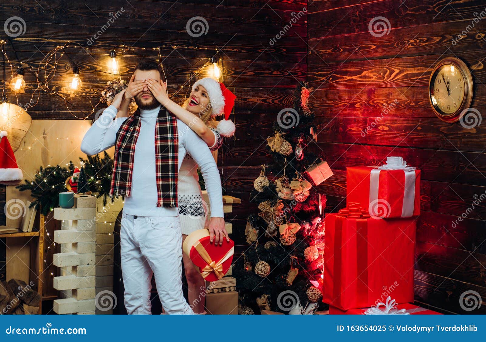 Feliz Namorada Preparou Uma Surpresa De Natal Para Seu Namorado Cobrindo  Seus Olhos Com As Mãos Caixa Presente Totalmente Decorad Imagem de Stock -  Imagem de feriados, junto: 163654025