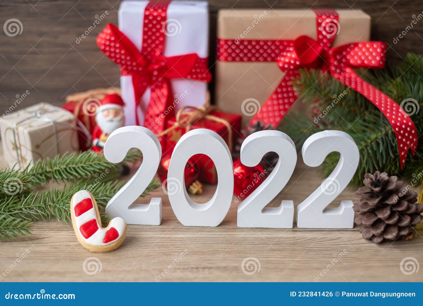 Feliz Natal E 2022 Feliz Ano Novo Com Decoração Na Mesa. Conceito De Dia De  Folga E Boxe Da Véspera Do Natal Foto de Stock - Imagem de santa, dezembro:  232841426