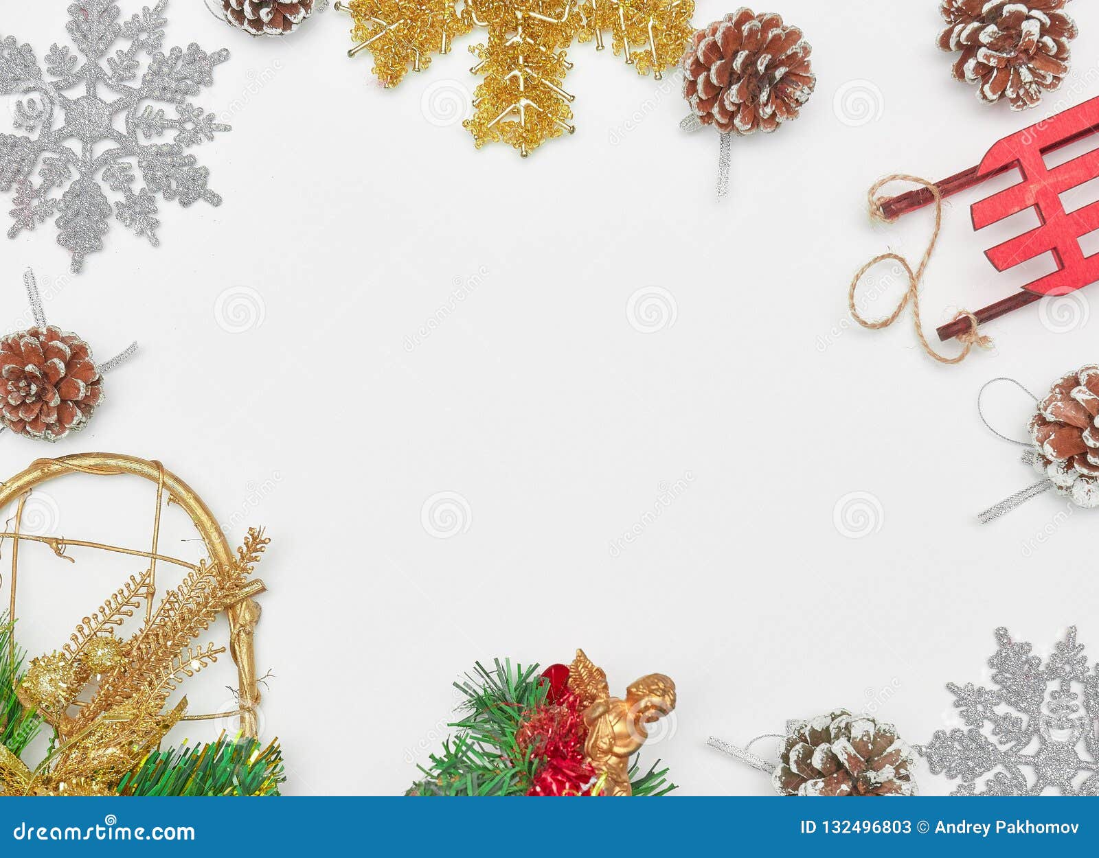 Feliz Natal E Ano Novo Feliz Fundo Do Natal Com Decorações De Novo-ano Convite Do Ano Novo Espaço Vazio Para O Texto Vista De Imagem de Stock - Imagem de pinho, natal: Feliz Natal E Ano Novo Feliz Fundo Do Natal Com Decorações De Novo-ano Convite Do Ano Novo Espaço Vazio Para O Texto Vista De Imagem de Stock - Imagem de pinho, natal: