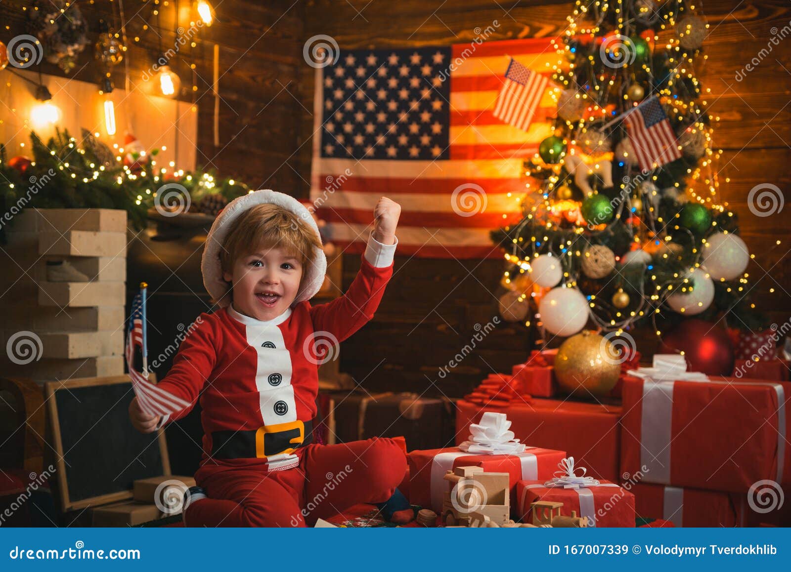 Feliz Natal E Feliz Ano Novo Nos Estados Unidos Da América Ajudante Santa  Com Bandeira Americana Árvore De Natal E Imagem de Stock - Imagem de  tradicional, comemore: 167007339
