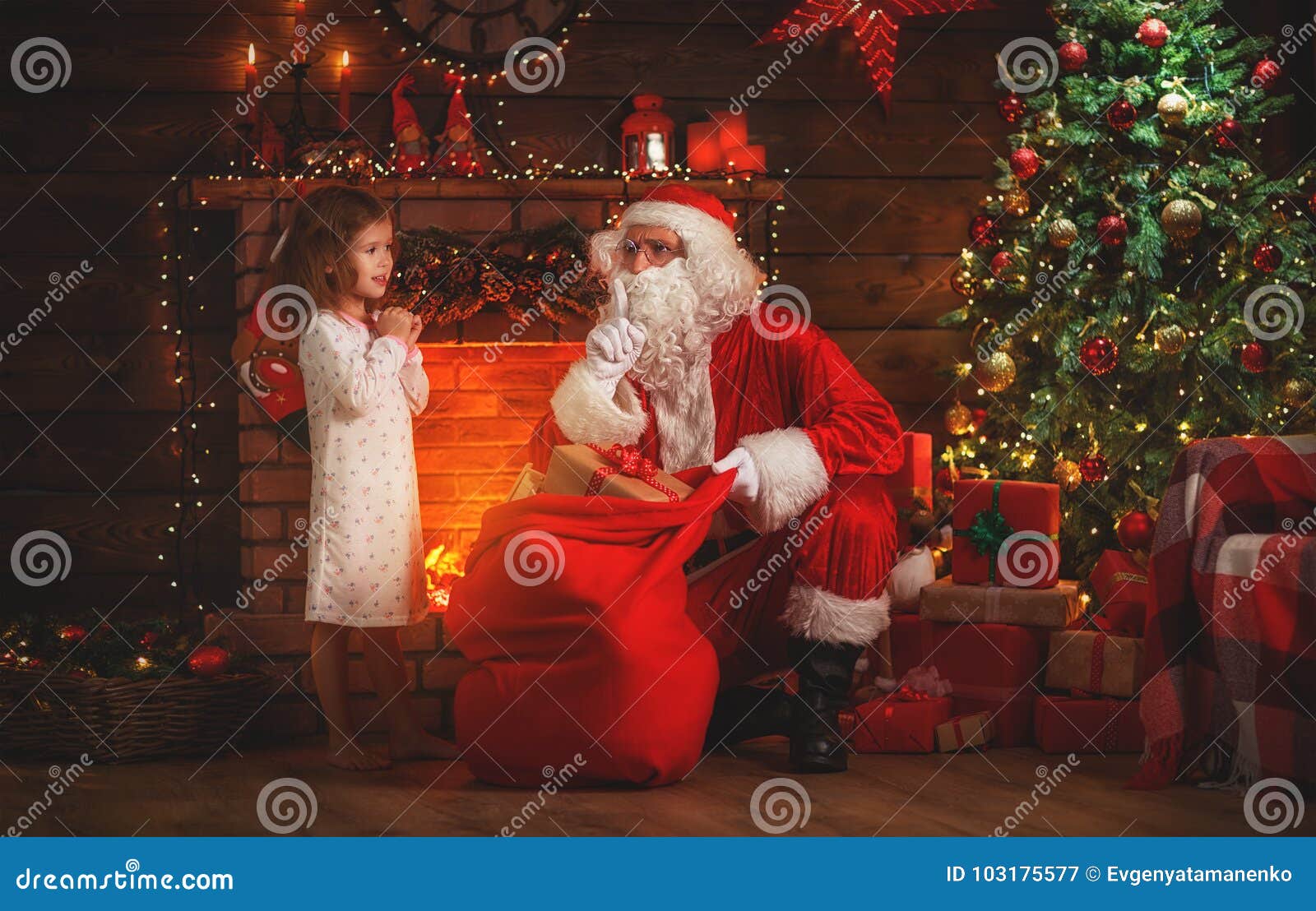 Feliz Natal! Menina De Papai Noel E De Criança Na Noite No Chr Imagem de  Stock - Imagem de lareira, vermelho: 103175577