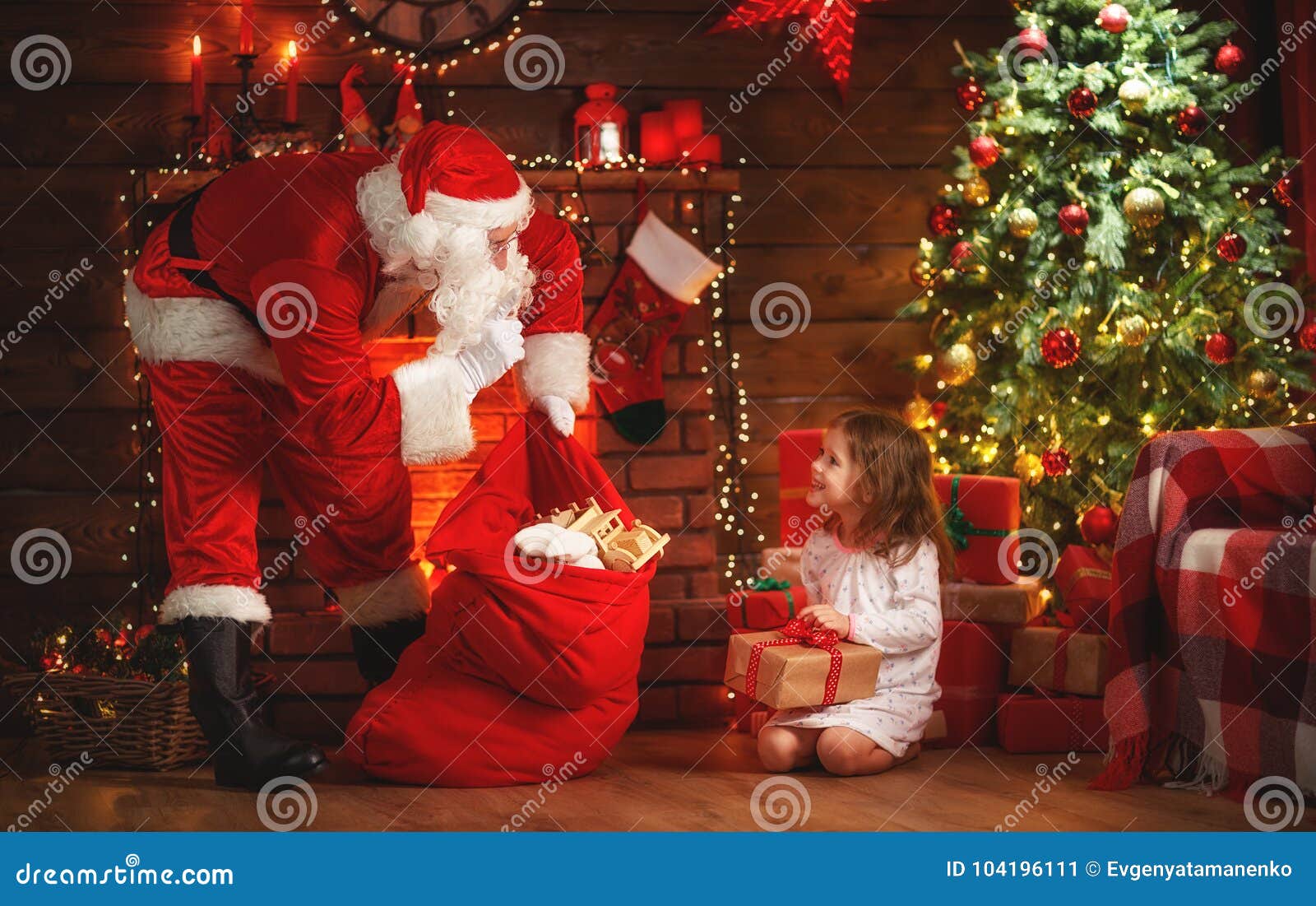 Feliz Natal! Menina De Papai Noel E De Criança Na Noite No Chr Imagem de  Stock - Imagem de alegria, fofofo: 104196111