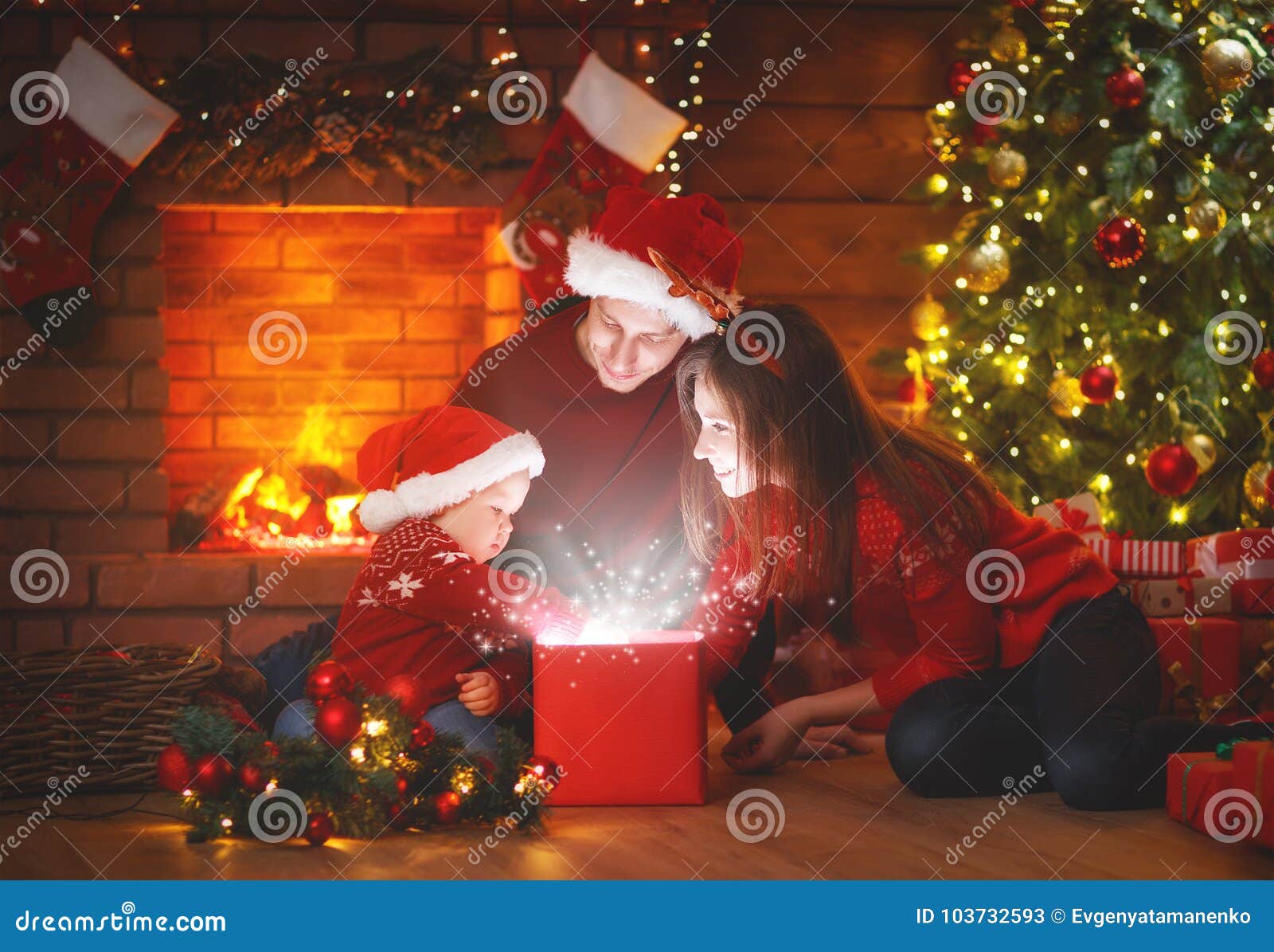 Feliz Natal! Pai E Bebê Da Mãe Da Família Com Um Presente Mágico Imagem de  Stock - Imagem de vermelho, surpresa: 103732593