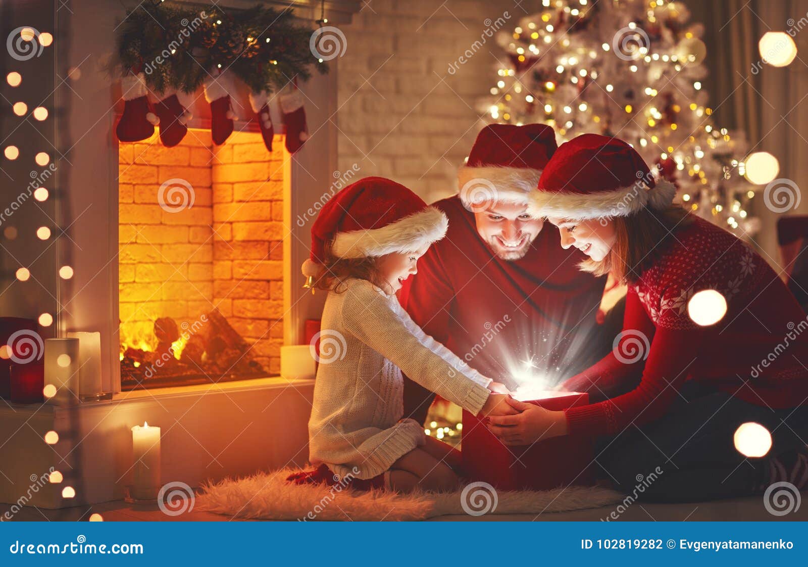Feliz Natal! Pai E Criança Felizes Da Mãe Da Família Com Mágica Foto de Stock - Imagem de retrato, matriz: 102819282 Feliz Natal! Pai E Criança Felizes Da Mãe Da Família Com Mágica Foto de Stock - Imagem de retrato, matriz: 102819282