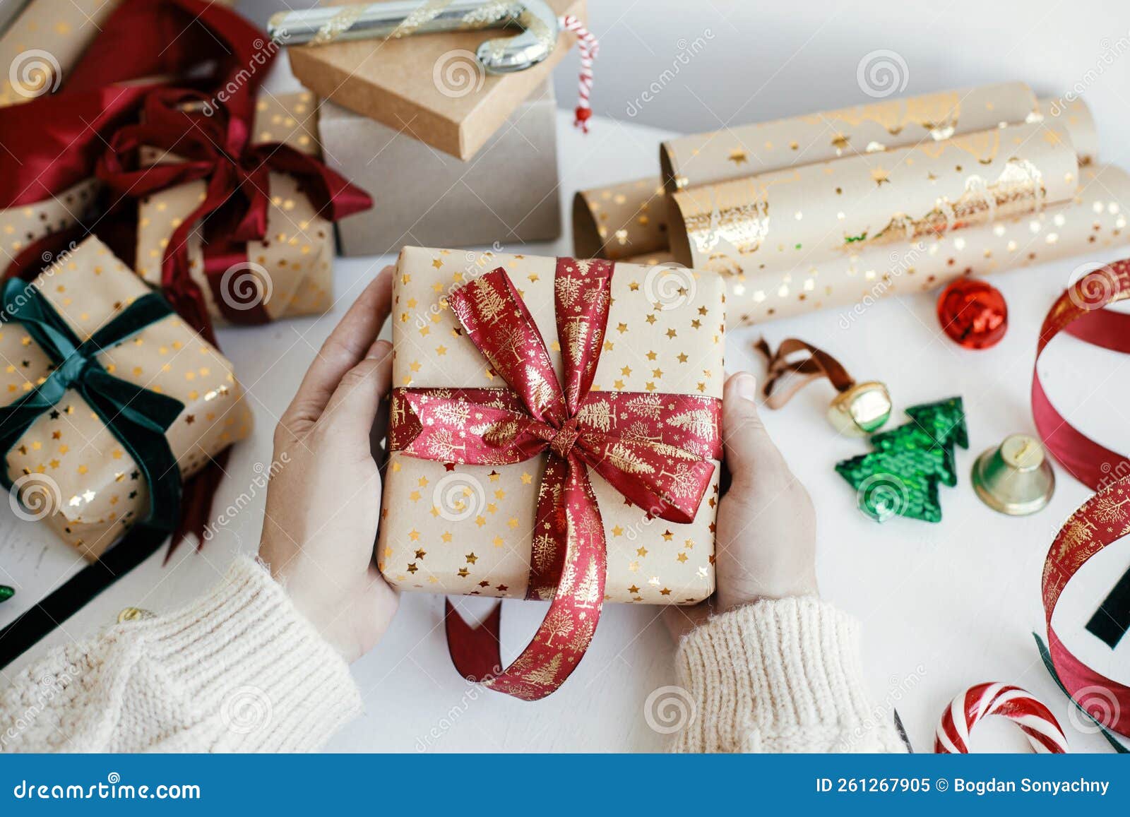 Baixe Caixa de Presente Festiva de Natal com Laço e Sinal de Feliz