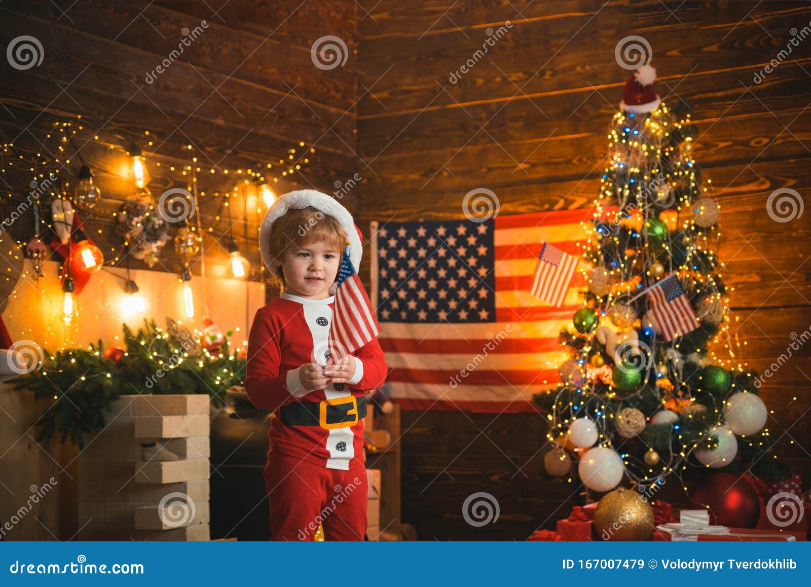Feliz Navidad Con Banderas De Estados Unidos Feliz Navidad En Estados Unidos  Santa Ayudante Con Bandera Americana Árbol De Navida Imagen de archivo -  Imagen de adorne, sindicato: 167007479