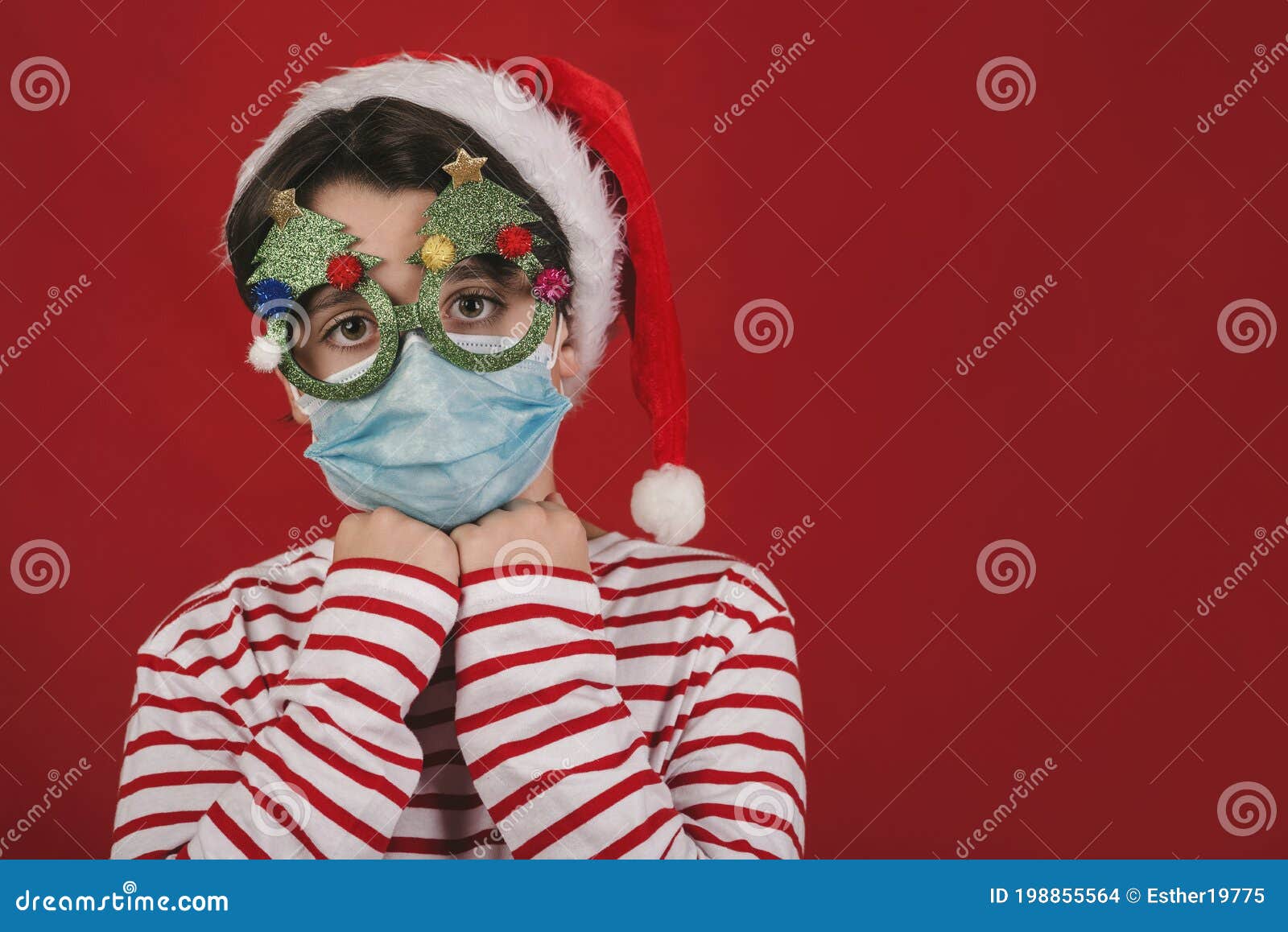 Feliz Niño De Navidad Con Máscara Médica Y Gafas De Navidad Divertidas Foto  de archivo - Imagen de sorpresa, distanciamiento: 198855564