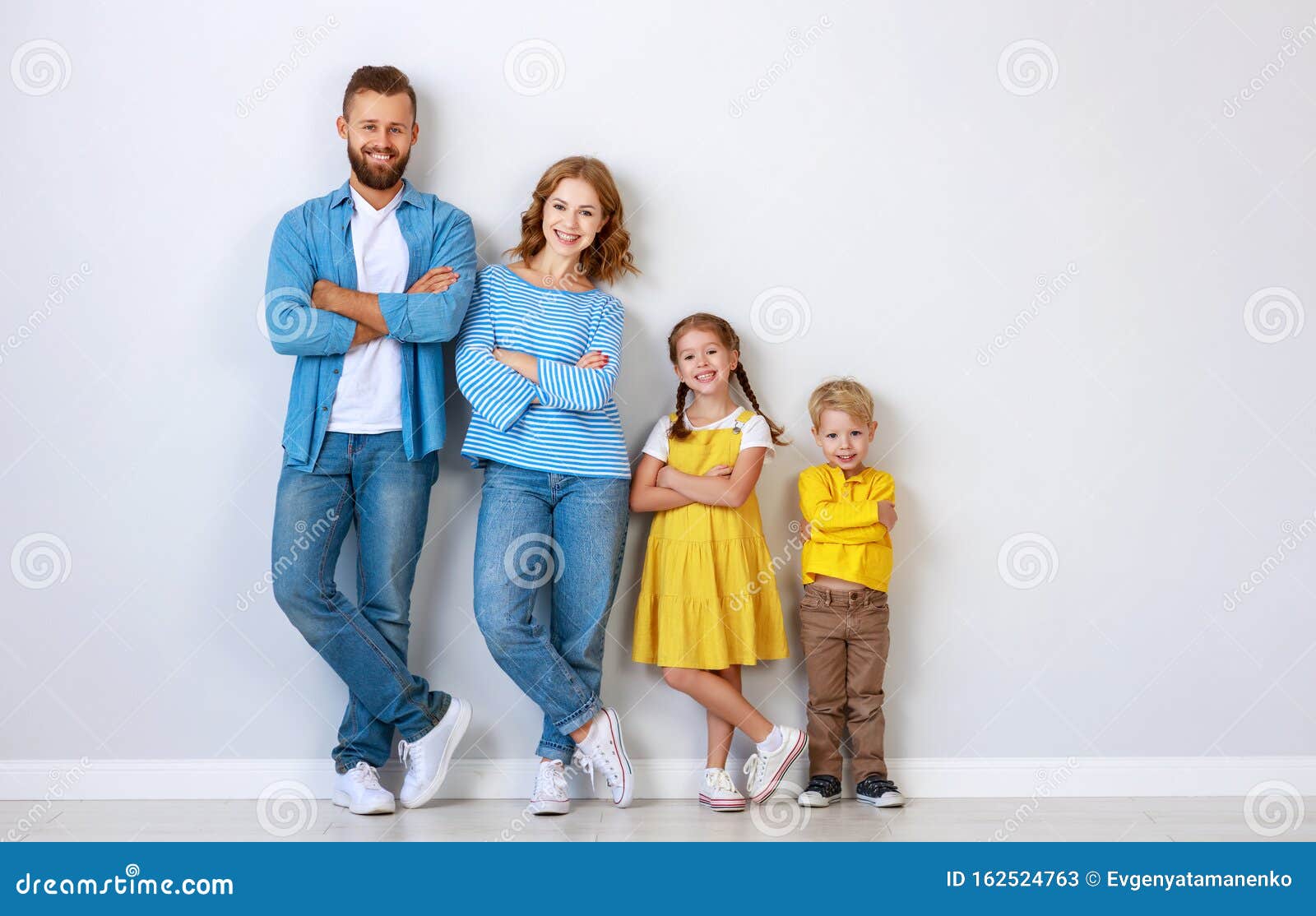 Feliz Padre De Familia E Hijos, Hija E Hijo, Cerca De Una Pared En Blanco  Gris Imagen de archivo - Imagen de feliz, persona: 162524763