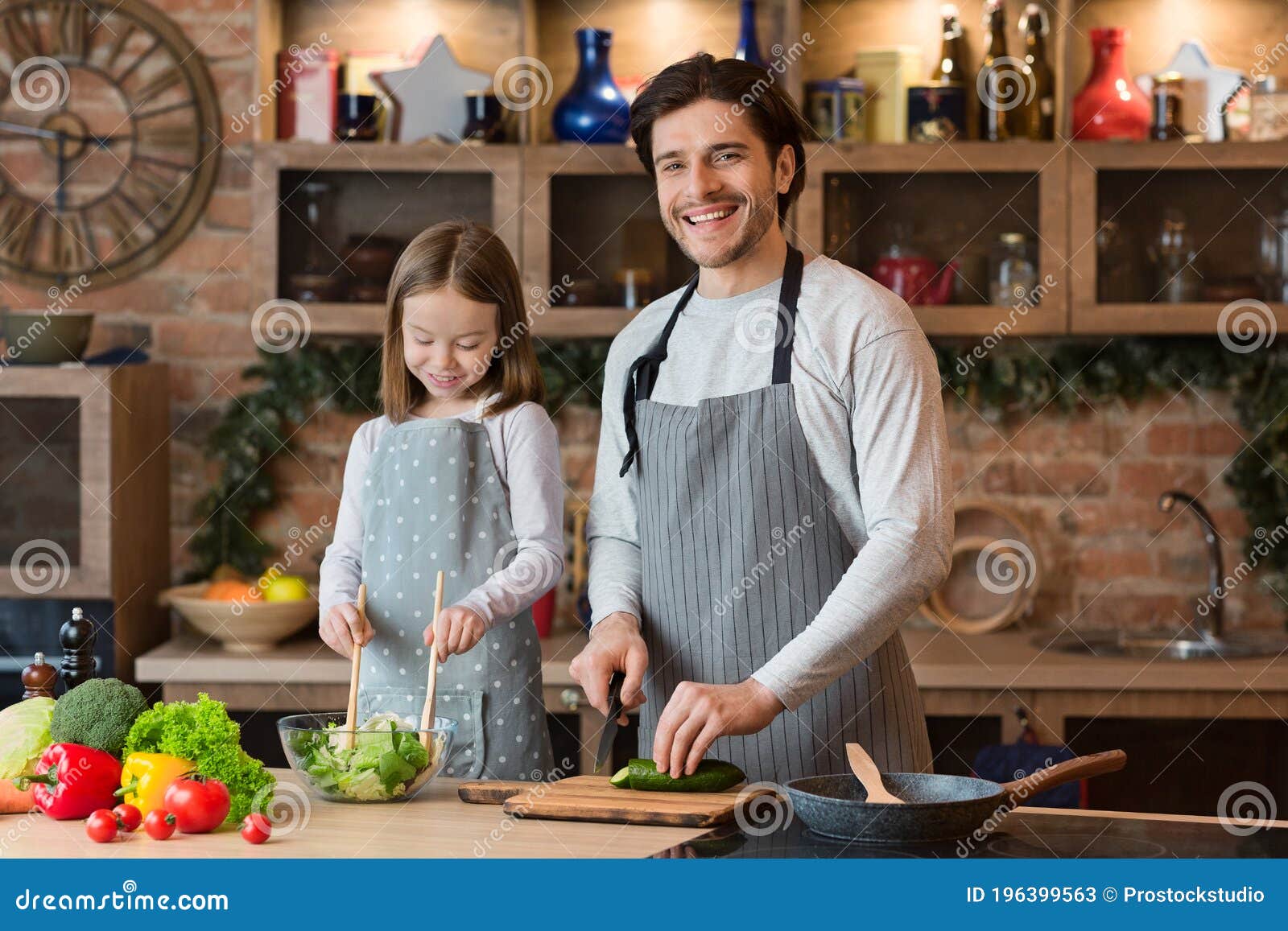 Feliz Padre E Hija Cocinando El Desayuno Juntos En La Cocina, Disfrutando  De Comida Orgánica Imagen de archivo - Imagen de hermoso, sano: 196399563
