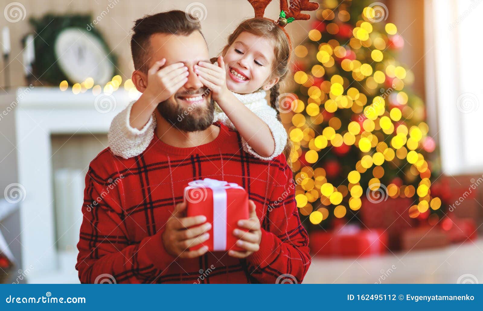 Feliz Pai De Família E Filha De Criança Dando Presente De Natal Foto de  Stock - Imagem de homens, caixa: 162495112
