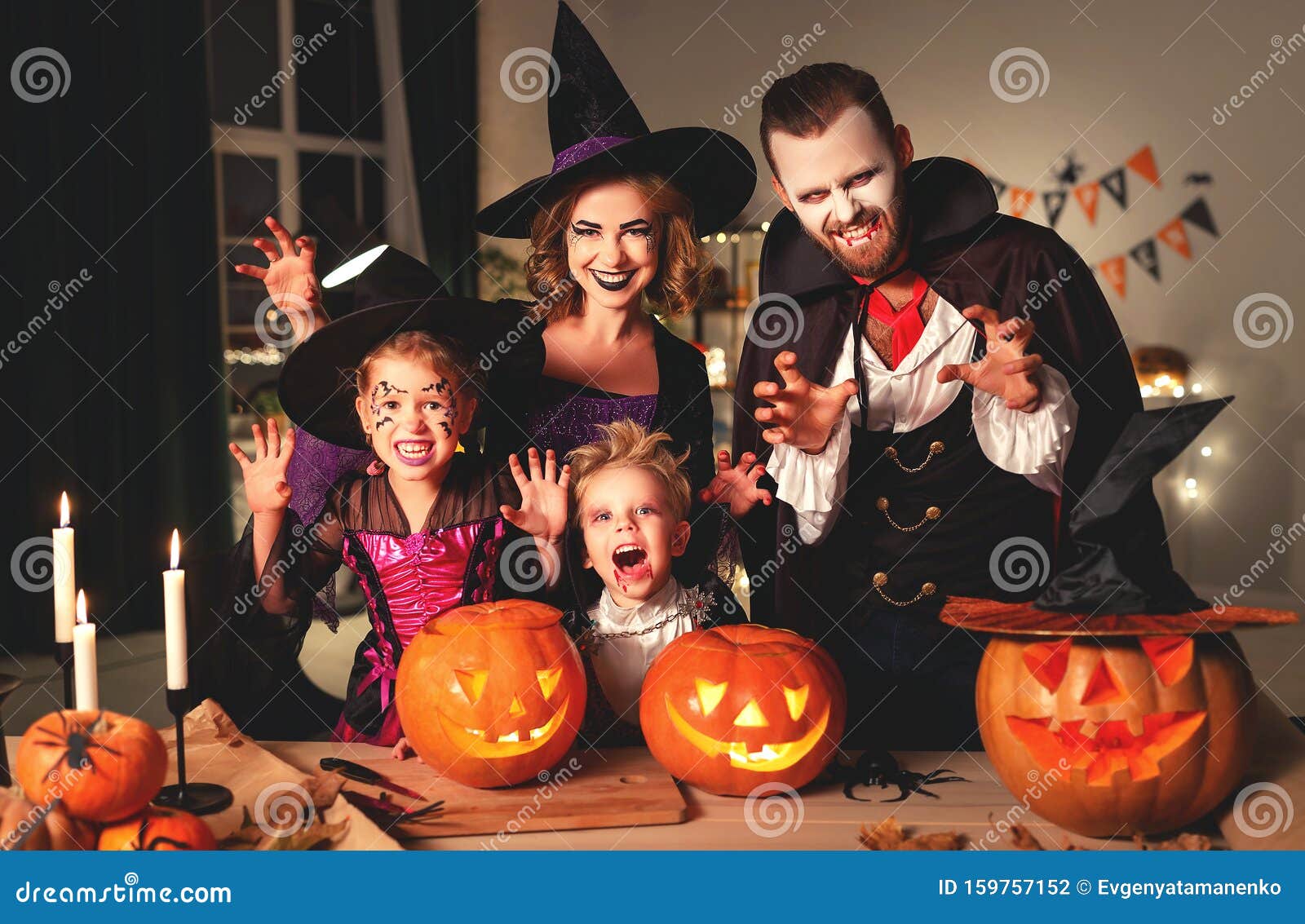 Feliz Pai E Filha De Família Em Fantasias De Halloween Com Jaqueira  Brilhando Celebrando Todos Os Hallows Antes De Casa Imagem de Stock -  Imagem de pirata, filha: 232433781