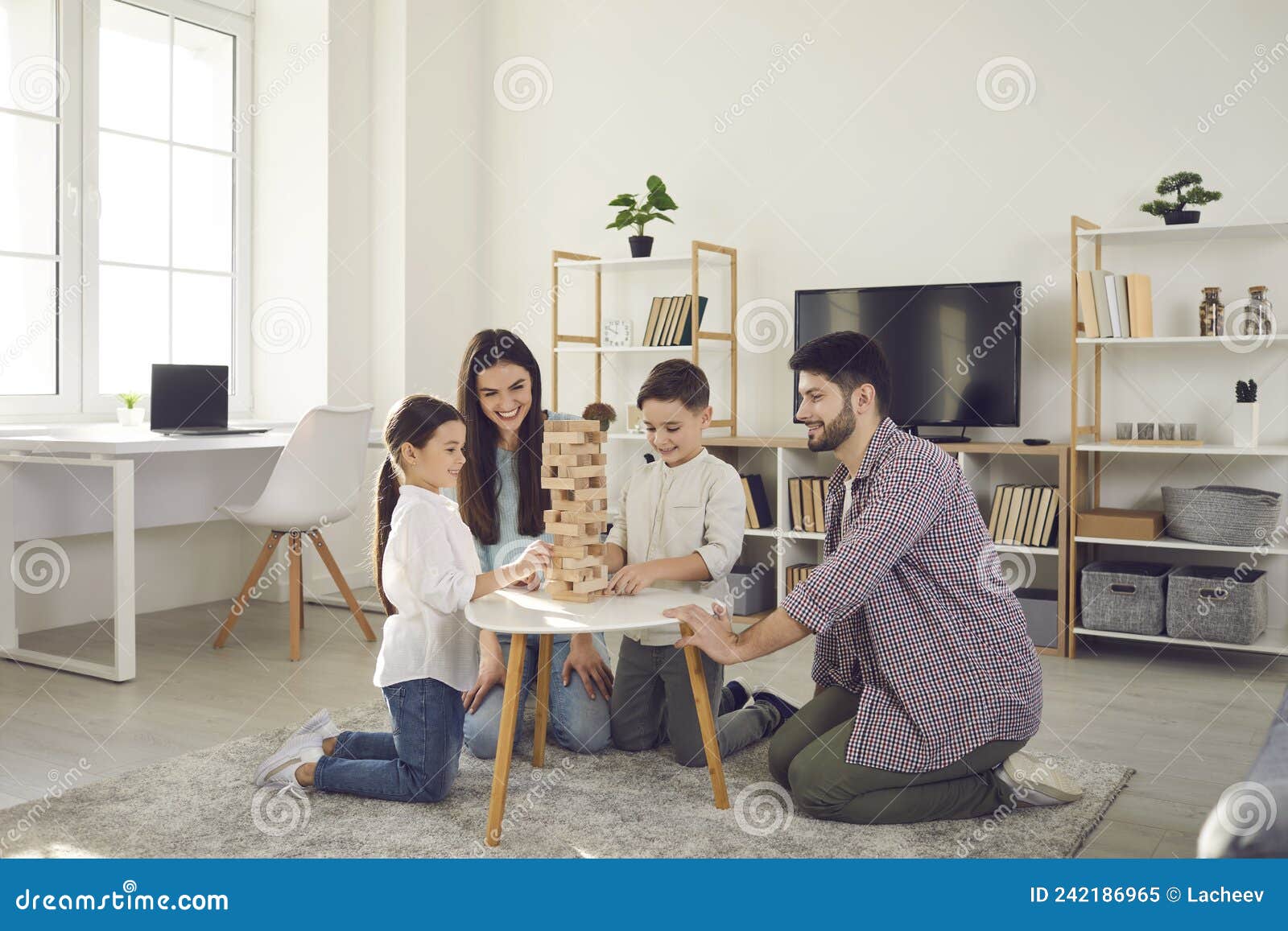 Crianças jogando jogo de tabuleiro na sala