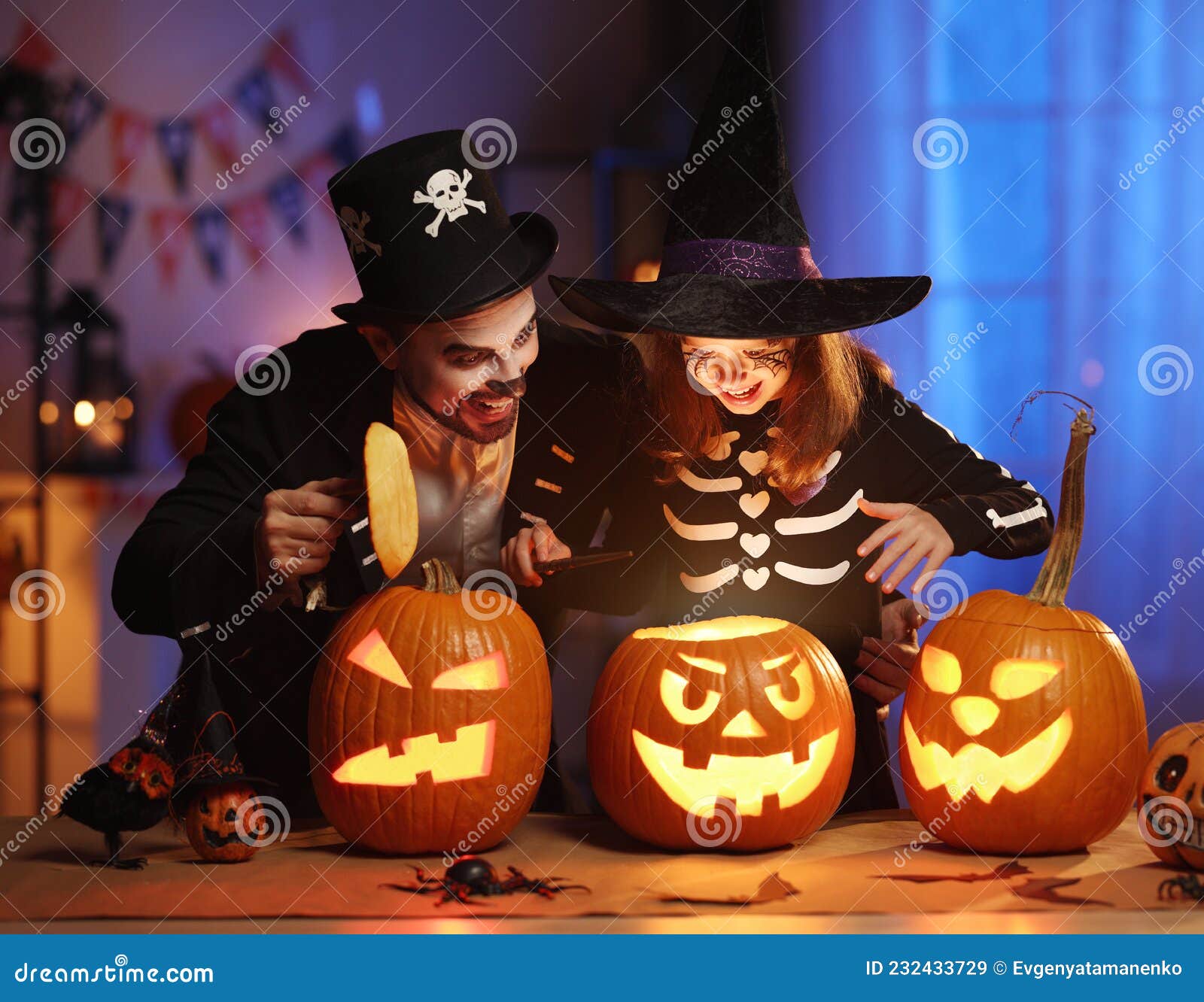 Feliz Pai E Filha De Família Em Fantasias De Halloween Com Jaqueira  Brilhando Celebrando Todos Os Hallows Antes De Casa Imagem de Stock -  Imagem de pirata, filha: 232433781