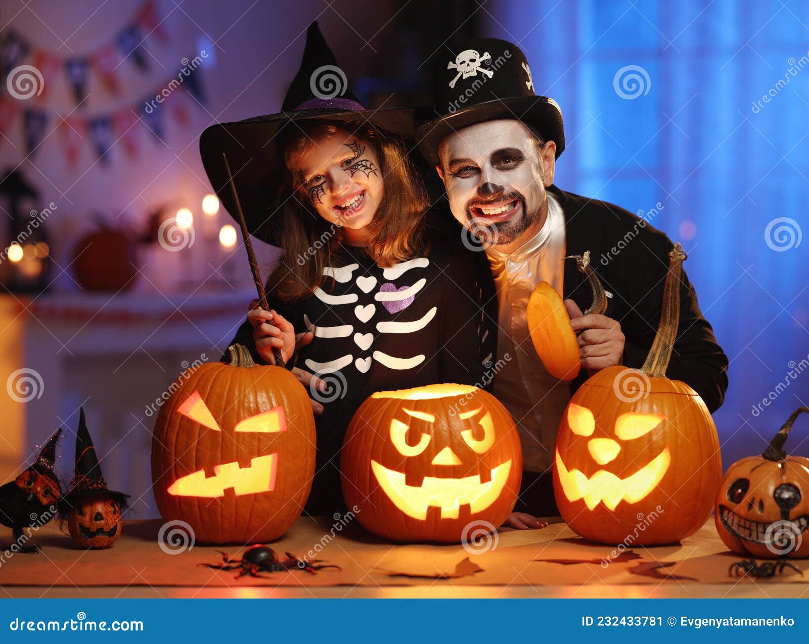 Mãe, pai e filhos em fantasias e maquiagem. família se prepara para a  celebração do halloween.