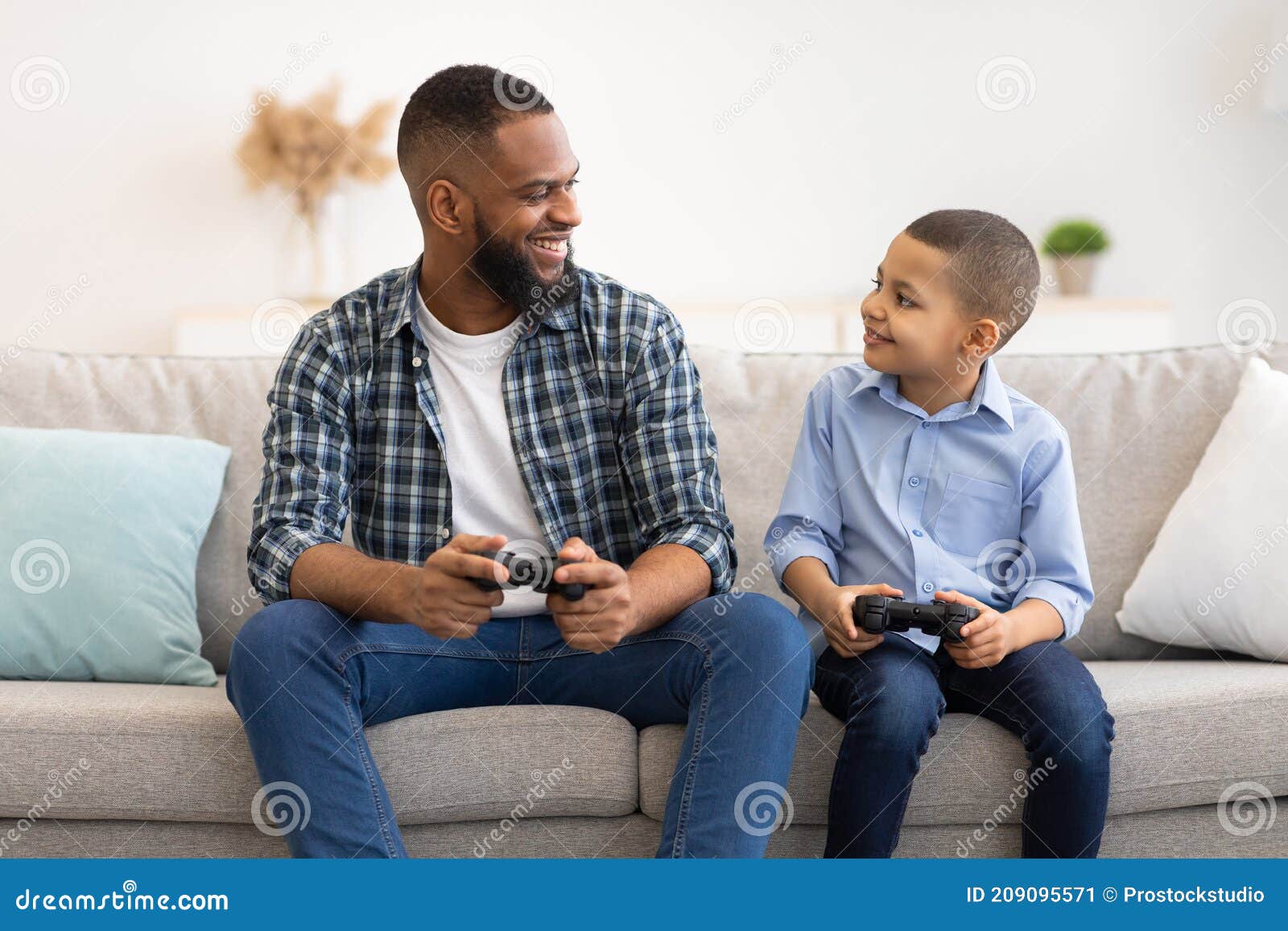 Pessoas Jogando Videogame E Se Divertindo Em Casa Imagem de Stock