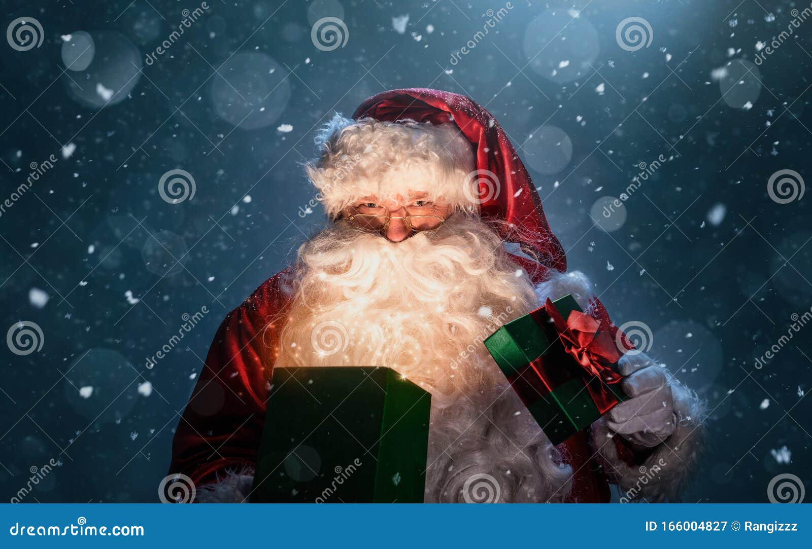 Navidad Abrió La Caja De Regalo Vacía. Relleno De Tiras De Papel Para  Envoltura De Regalos. Fotos, retratos, imágenes y fotografía de archivo  libres de derecho. Image 91515716