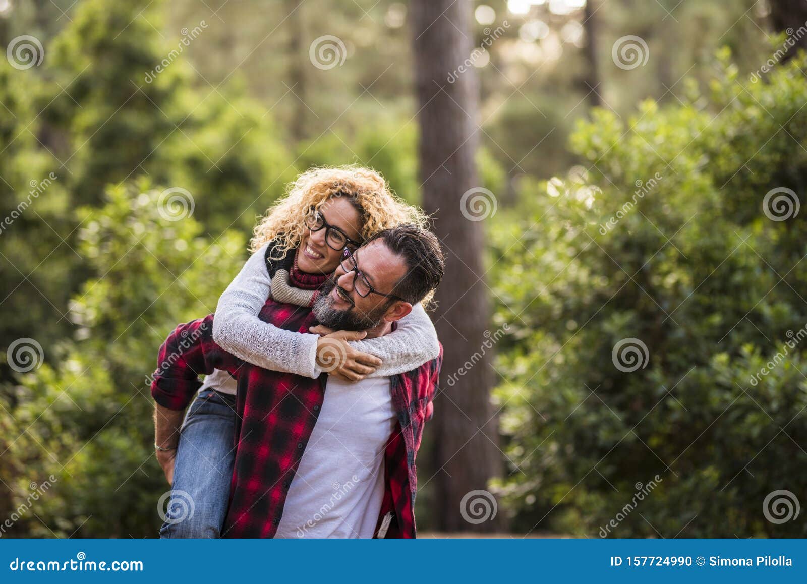 Feliz Pareja De Adultos Caucásicos Hombres Y Mujeres Se Divierten Juntos En Actividades De Ocio Al Aire Libre En El Entorno Natur Foto de archivo - Imagen de hermoso, travieso: 157724990 Feliz Pareja De Adultos Caucásicos Hombres Y Mujeres Se Divierten Juntos En Actividades De Ocio Al Aire Libre En El Entorno Natur Foto de archivo - Imagen de hermoso, travieso: 157724990