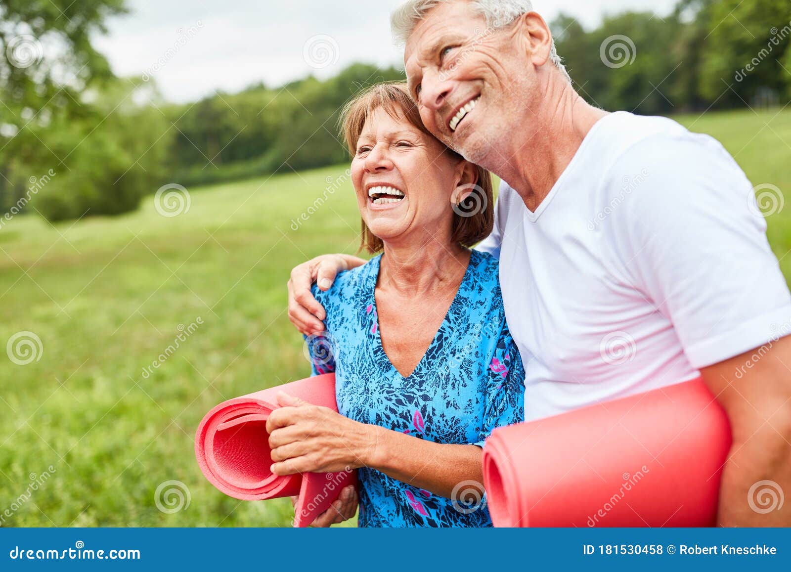 Feliz Pareja De Ancianos Como Jubilados Vitales Foto de archivo - Imagen de fechado, jubilado: 181530458 Feliz Pareja De Ancianos Como Jubilados Vitales Foto de archivo - Imagen de fechado, jubilado: 181530458