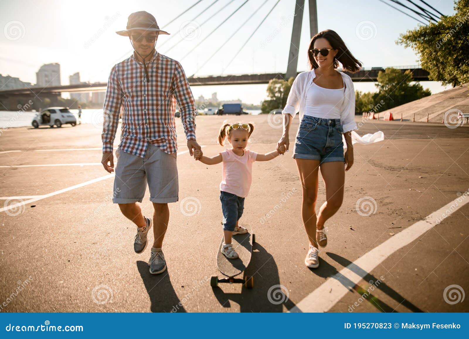 Feliz Pareja Familiar Camina Con Su Hijo Agarrándose Las Manos En El Soleado Día De Verano Imagen de archivo - Imagen de feliz, familia: 195270823 Feliz Pareja Familiar Camina Con Su Hijo Agarrándose Las Manos En El Soleado Día De Verano Imagen de archivo - Imagen de feliz, familia: 195270823