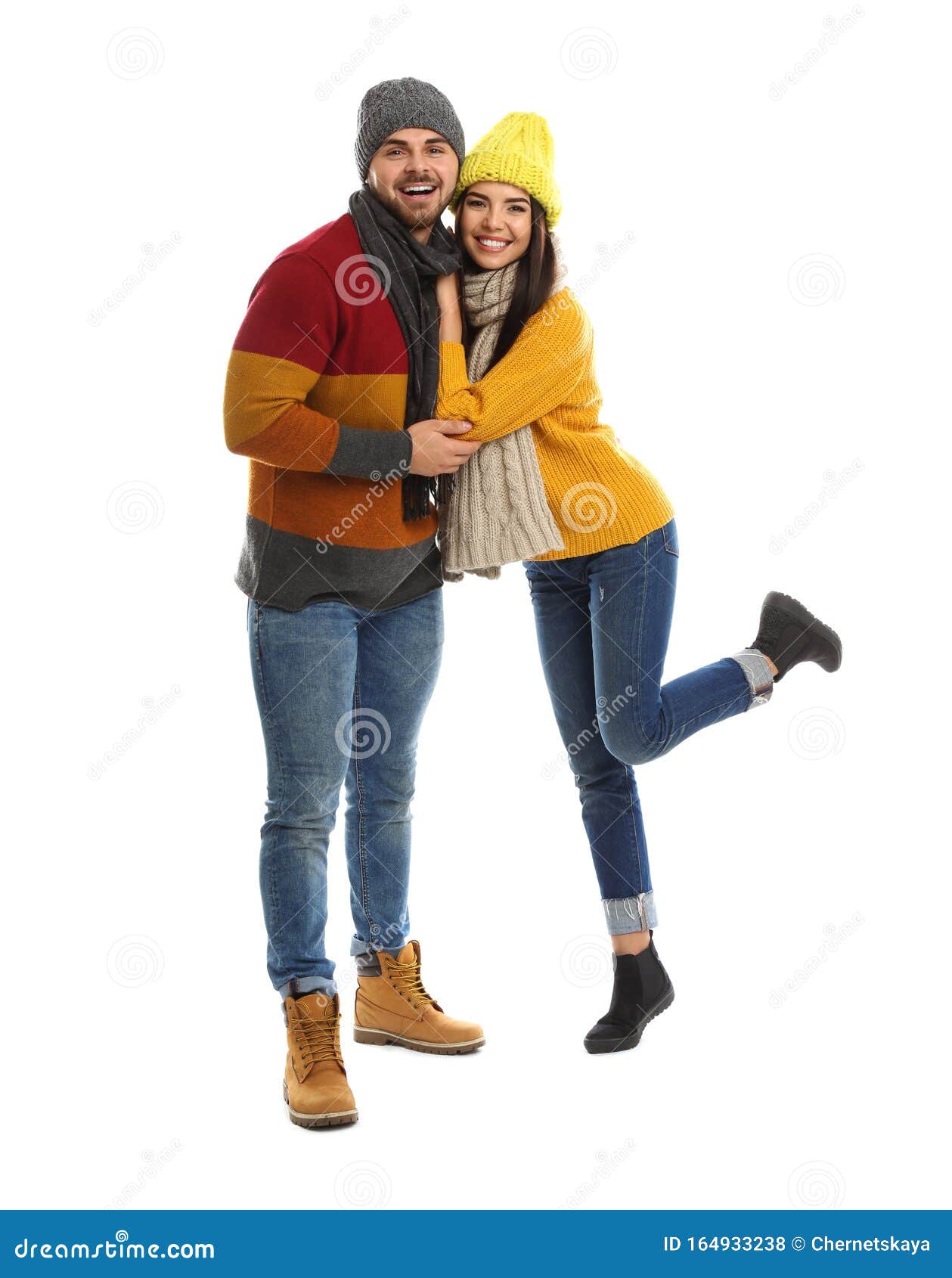 Feliz Pareja Joven Con Ropa Abrigada En El Fondo Vacaciones En Invierno  Foto de archivo - Imagen de elegante, aislado: 164933238