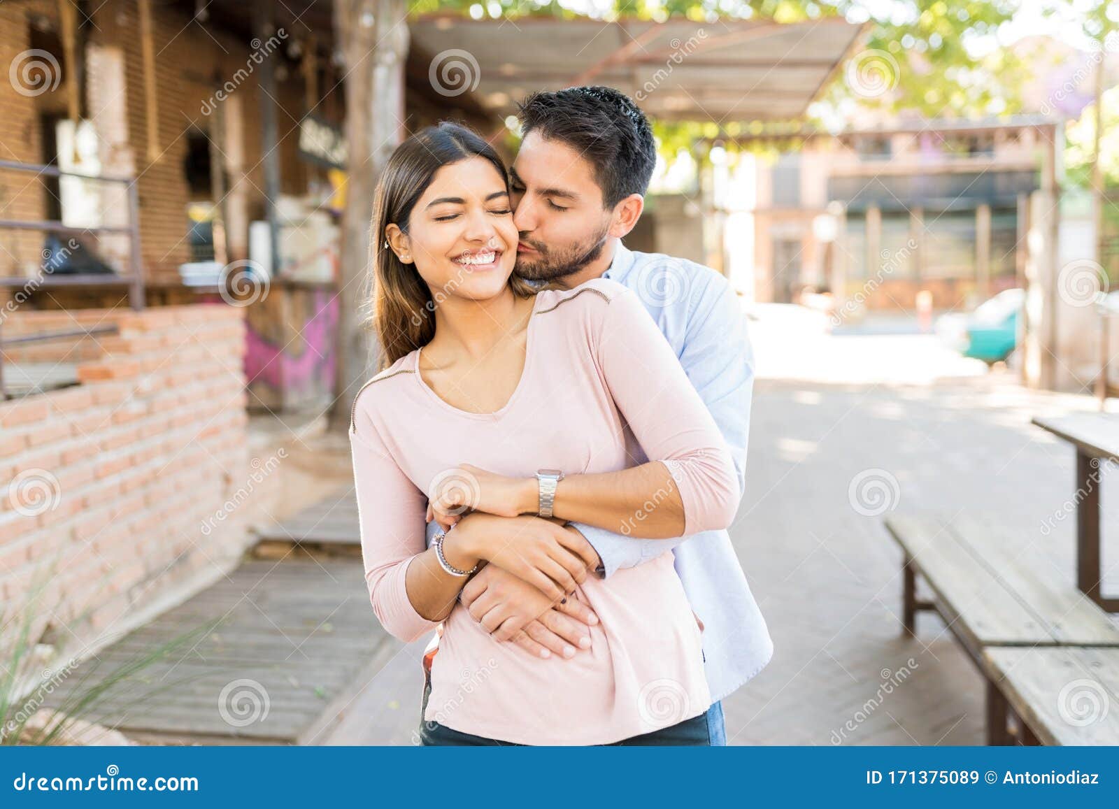 Feliz Pareja Latina Disfrutando De La Fecha En Cafe Imagen de archivo - Imagen de amante, hispanico: 171375089 Feliz Pareja Latina Disfrutando De La Fecha En Cafe Imagen de archivo - Imagen de amante, hispanico: 171375089