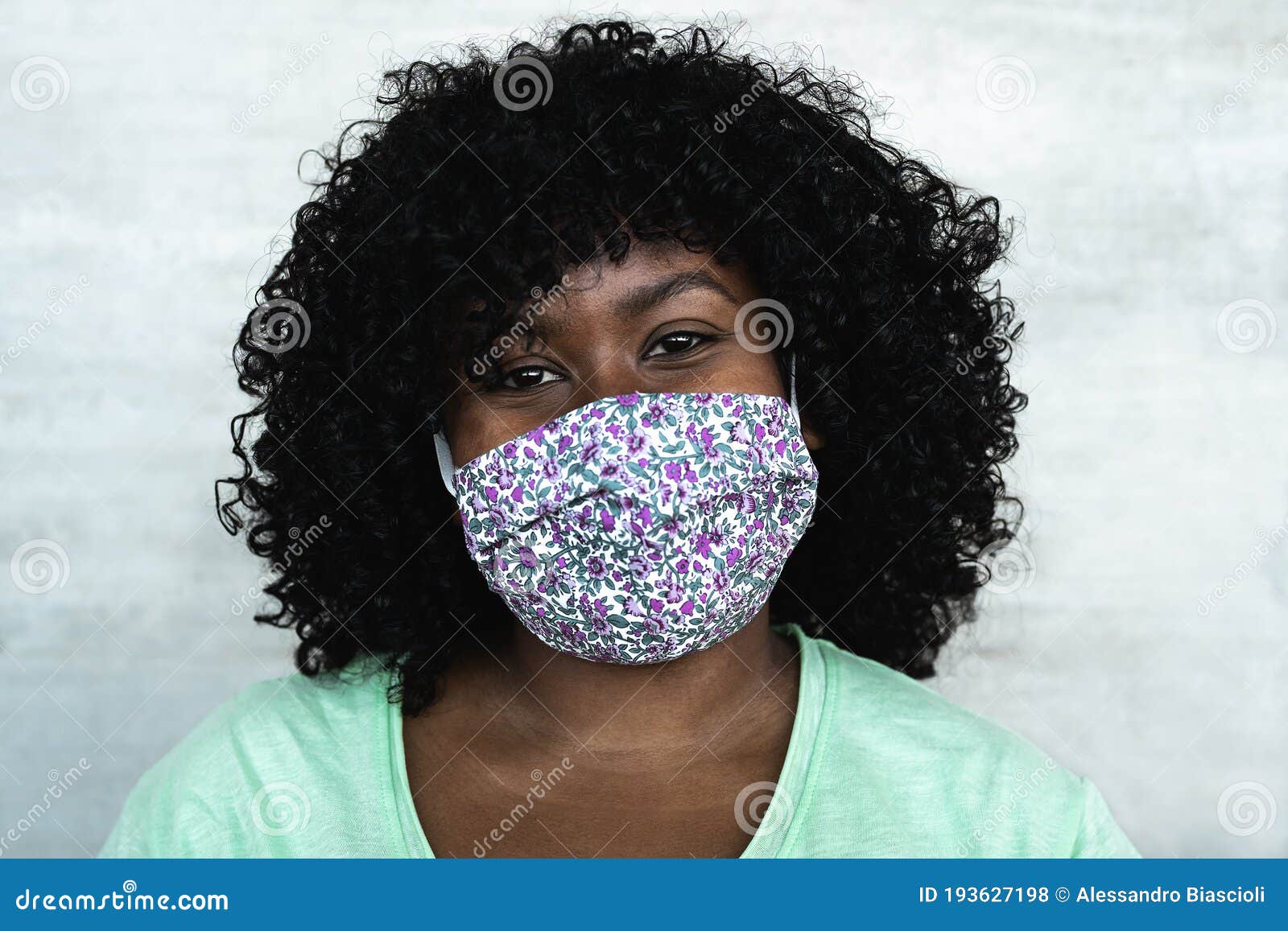 Feliz Retrato De Mujer Africana a Una Niña Que Usa Máscara Protectora Para Prevenir La Propagación Del Virus De La Corona Foto de archivo Foto