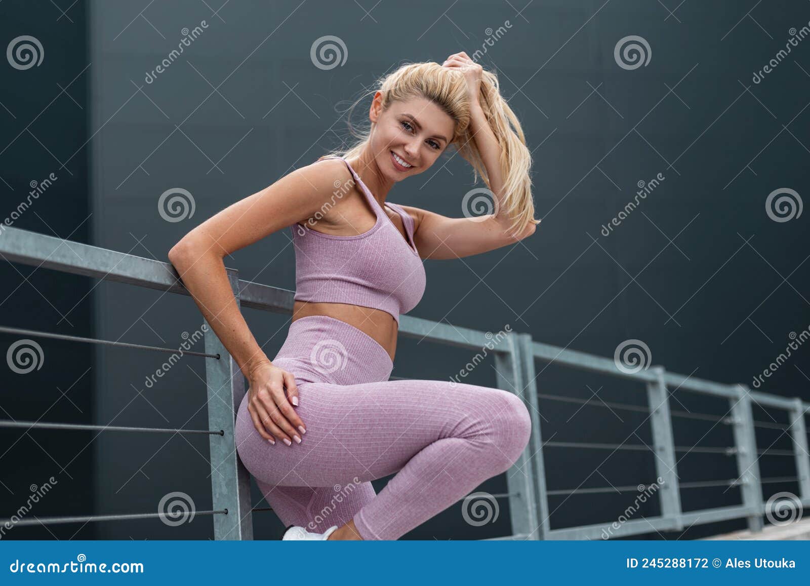 Feliz Retrato Fresco De Uma Bela Fitness Mulher Com Sorriso E Corpo Sexy  Fino Em Poses Esportivas Em Moda E Aproveitando Foto de Stock - Imagem de  patins, fresco: 245288172