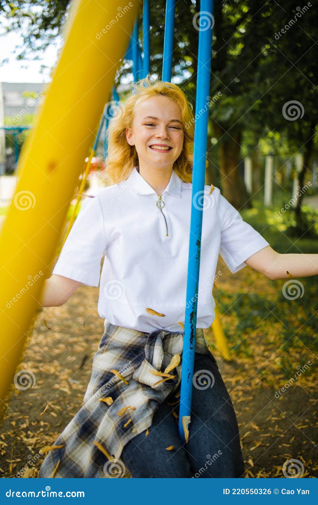 Contratación astronomía director Feliz Sana Adolescente Chica Usar Ropa Casual Sonrisa Sentado Jugar Swing  En El Parque Foto de archivo - Imagen de retrato, libertad: 220550326