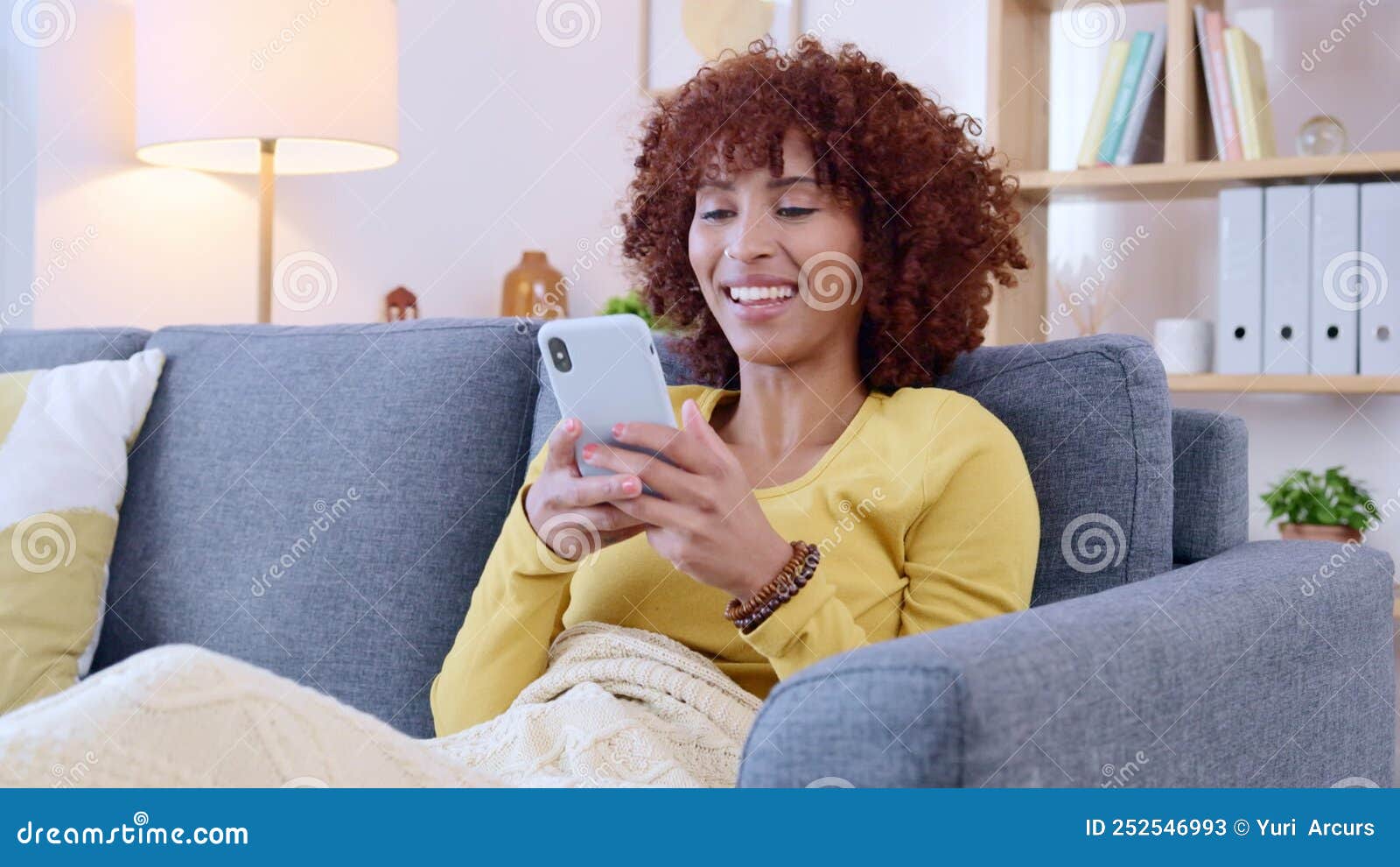 Jovem mulher sorrindo e rindo enquanto enviava mensagens de texto em um  telefone em casa mulher alegre conversando com seus amigos nas mídias  sociais navegando online e assistindo memes engraçados da internet