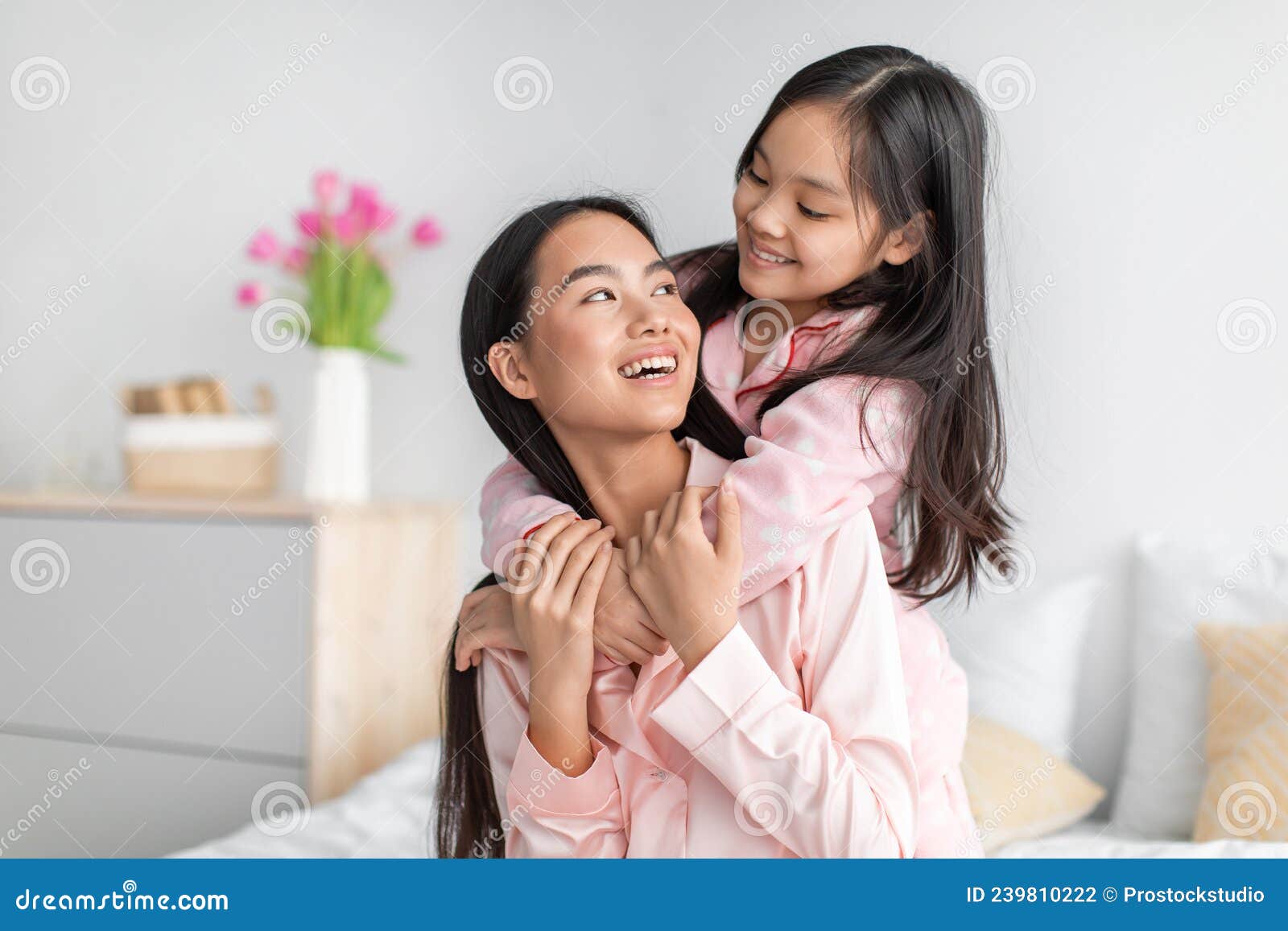 Mulher grávida de pijama com um espelho em um fundo branco meninas mãe