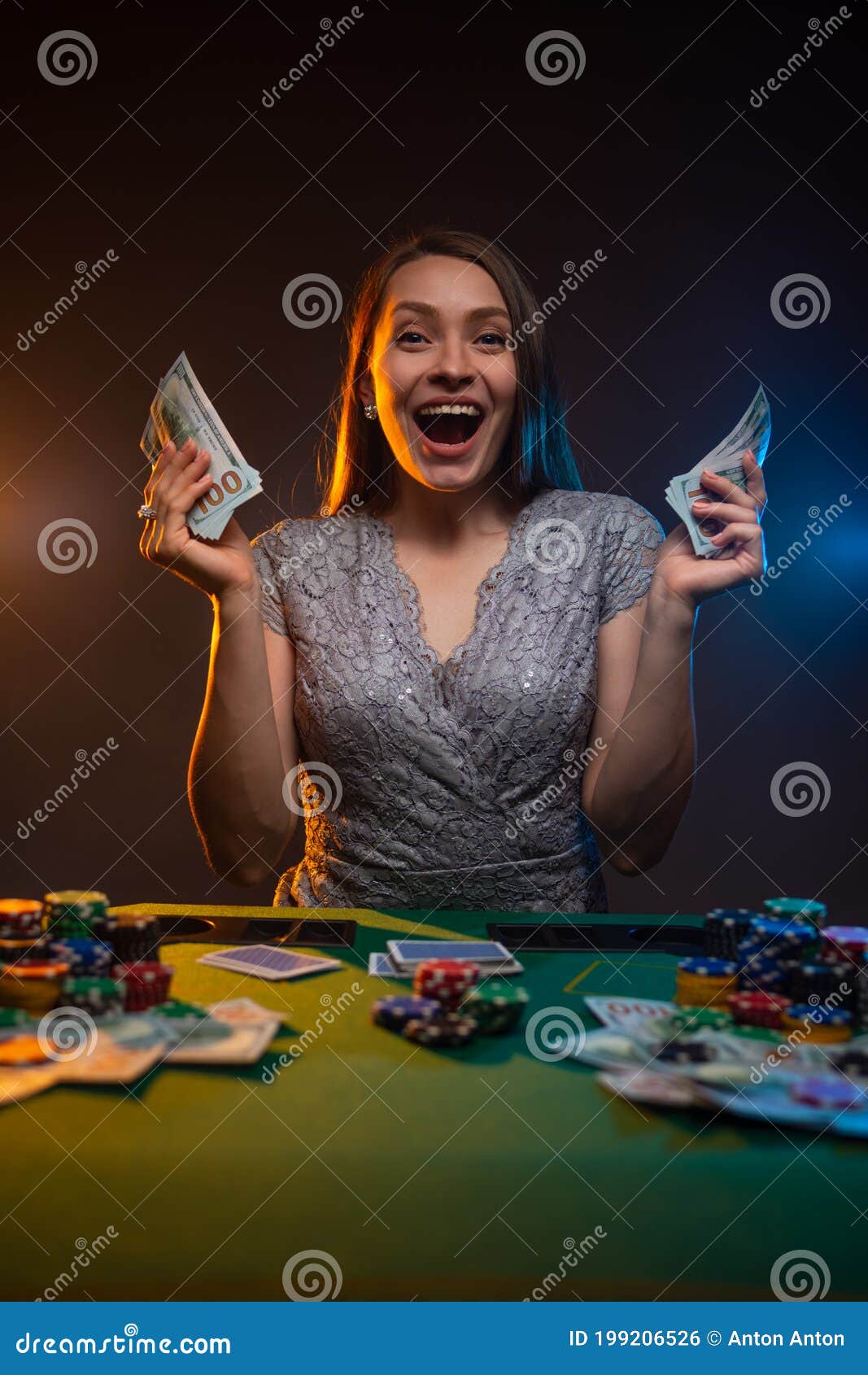 Retrato de uma mulher alegre sentada com amigos à mesa para jogar