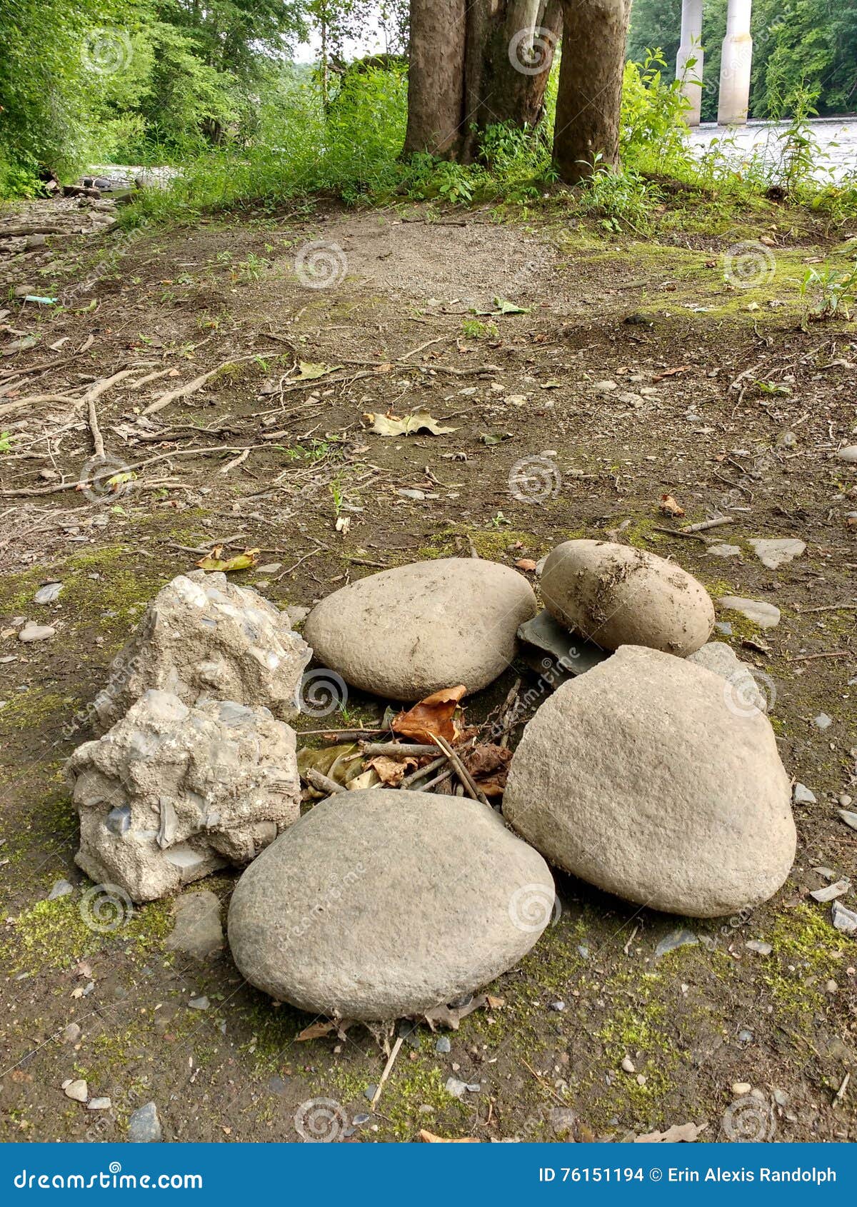 Felsen in einem Kreis, der für ein Lagerfeuer vorbereitet. Große Steine werden in einem festen Kreis vereinbart und werden zu einem Lagerfeuer fertig Dieser Campingplatz ist nahe dem Lehigh-Fluss in Pennsylvania, USA