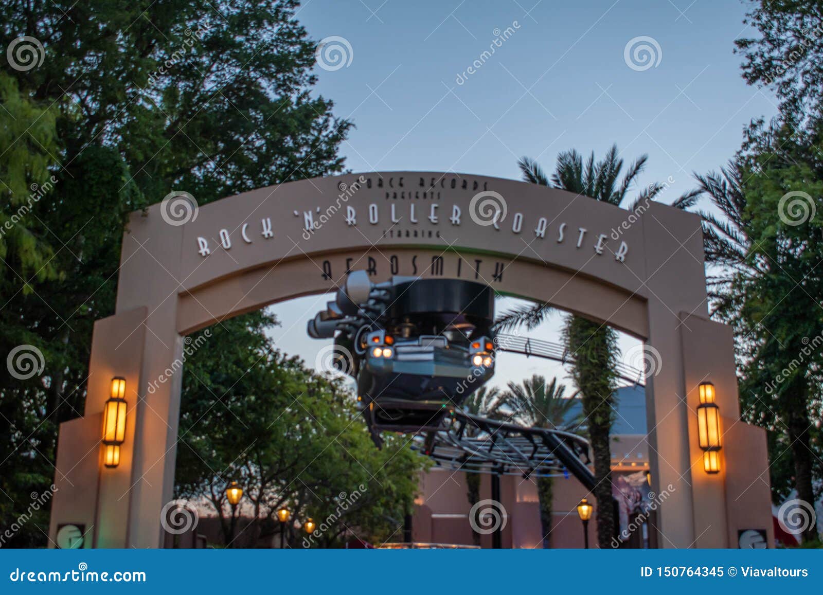 Orlando, Florida 6. Juni 2019 Felsen und Achterbahn Haupteingang Aerosmith an Hollywood-Studios