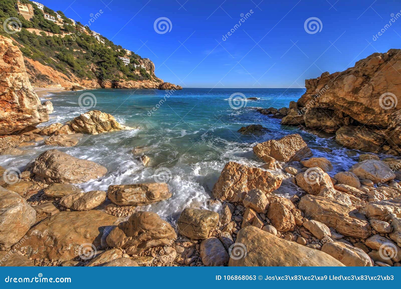 Felsen und Sand im Strand von La Nao Cape in Spanien. Strand EL Ambolo im Norden der Provinz von Alicante nah an Moraira-Dorf, an einem sonnigen Tag