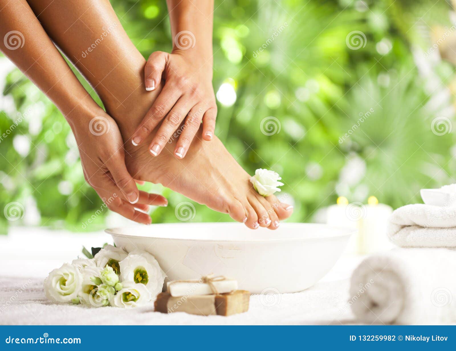 Foot spa: Foot spa là một trải nghiệm thật sự tuyệt vời cho cả tâm hồn và cơ thể. Xem các hình ảnh về foot spa và thưởng thức cảm giác tuyệt vời của nó. Với những bức ảnh này, bạn sẽ cảm nhận được sự thư thái và sảng khoái khi được tận hưởng một chút thời gian riêng tư và chăm sóc bản thân. 