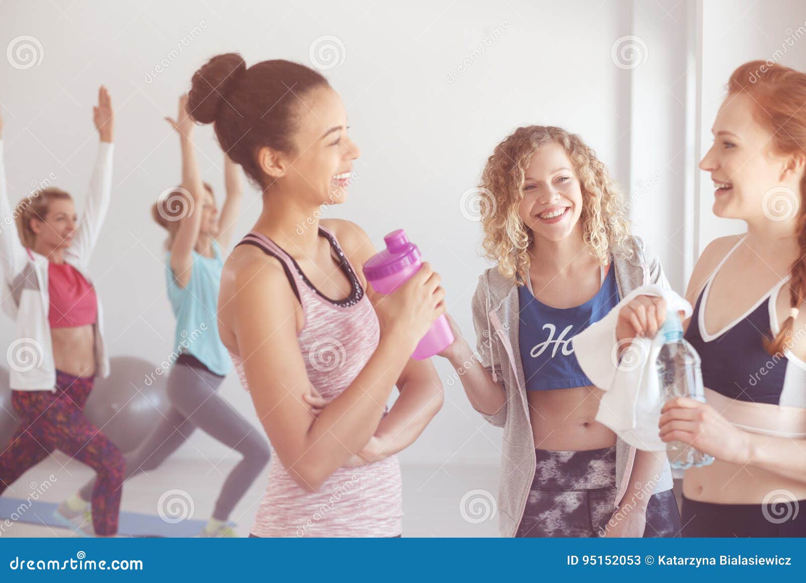 female gym buddies