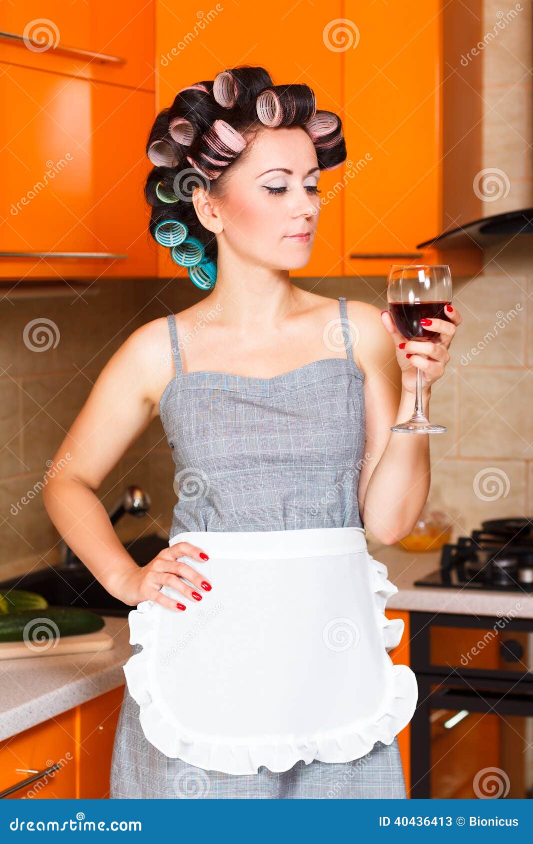 Соседская тетя. Домохозяйка в бигудях. Женщина в бигудях на кухне. Женщина домохозяйка в бигудях. Фотосессия на кухне в бигудях.