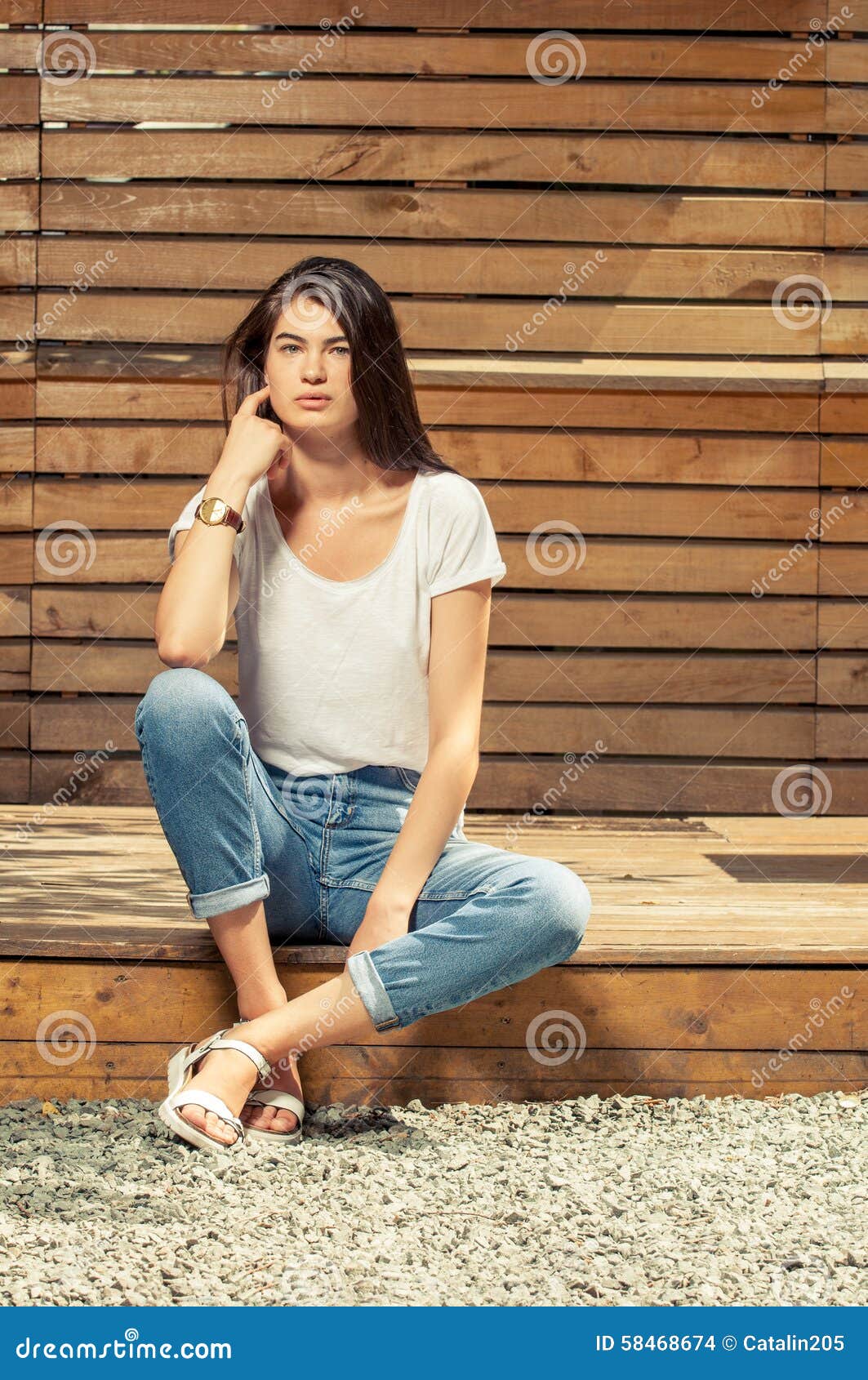 Featured image of post Wearing Jeans Outdoor Photography Poses For Female / Model poses for females that will improve your modeling portfolio.