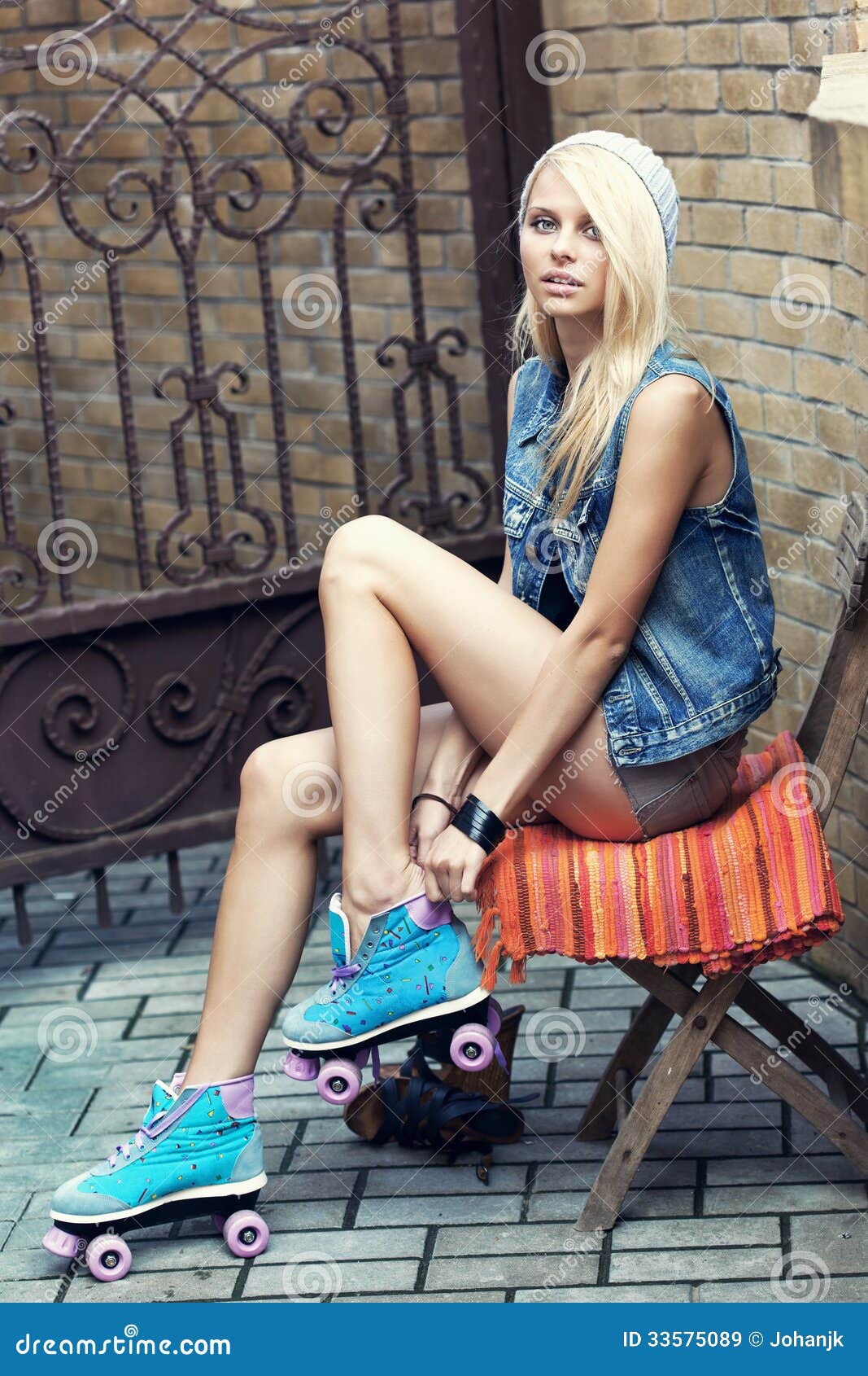 Female Roller Skater Royalty Free Stock Images - Image: 33575089