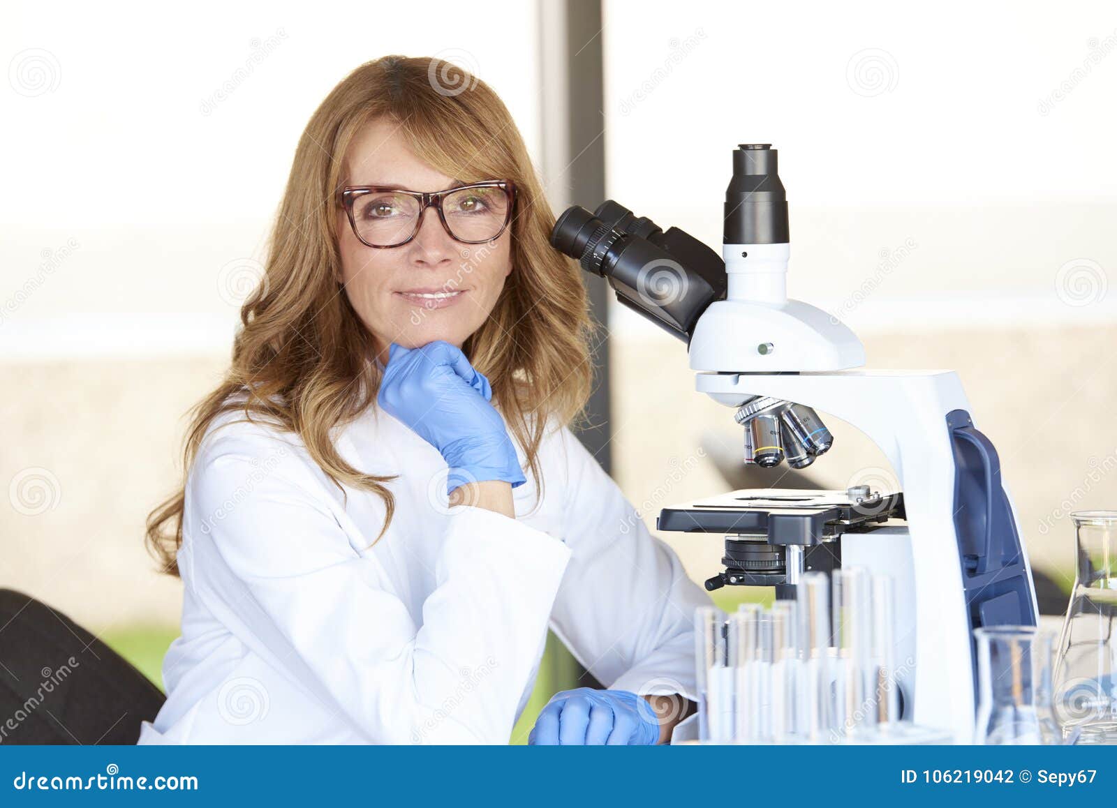 Ученый ассистент. Ассистент ученого. Микробиолог. Девушка ученый. Женщина ученый микробиолог.
